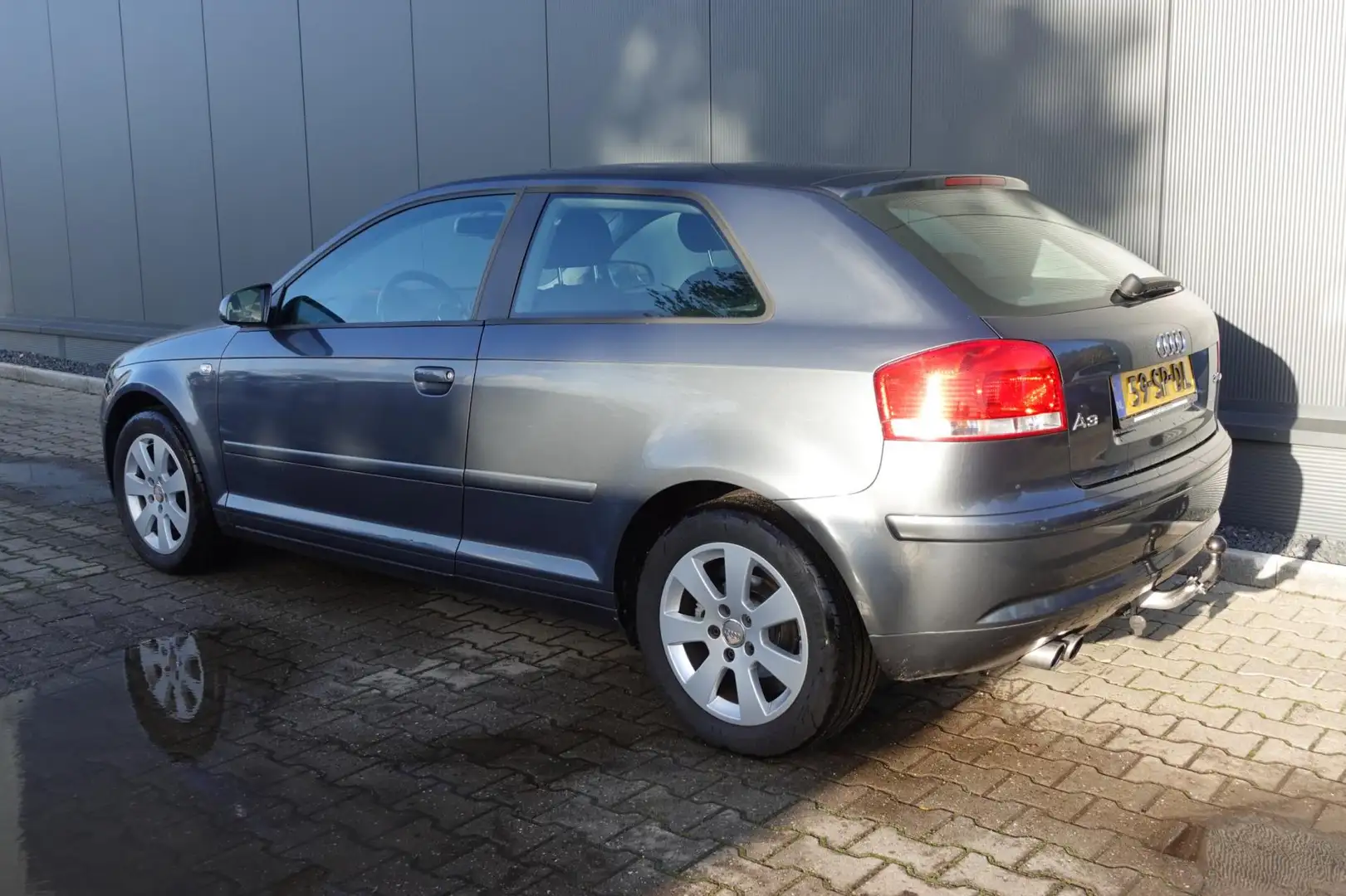 Audi A3 2.0 FSI Ambiente Grijs - 2