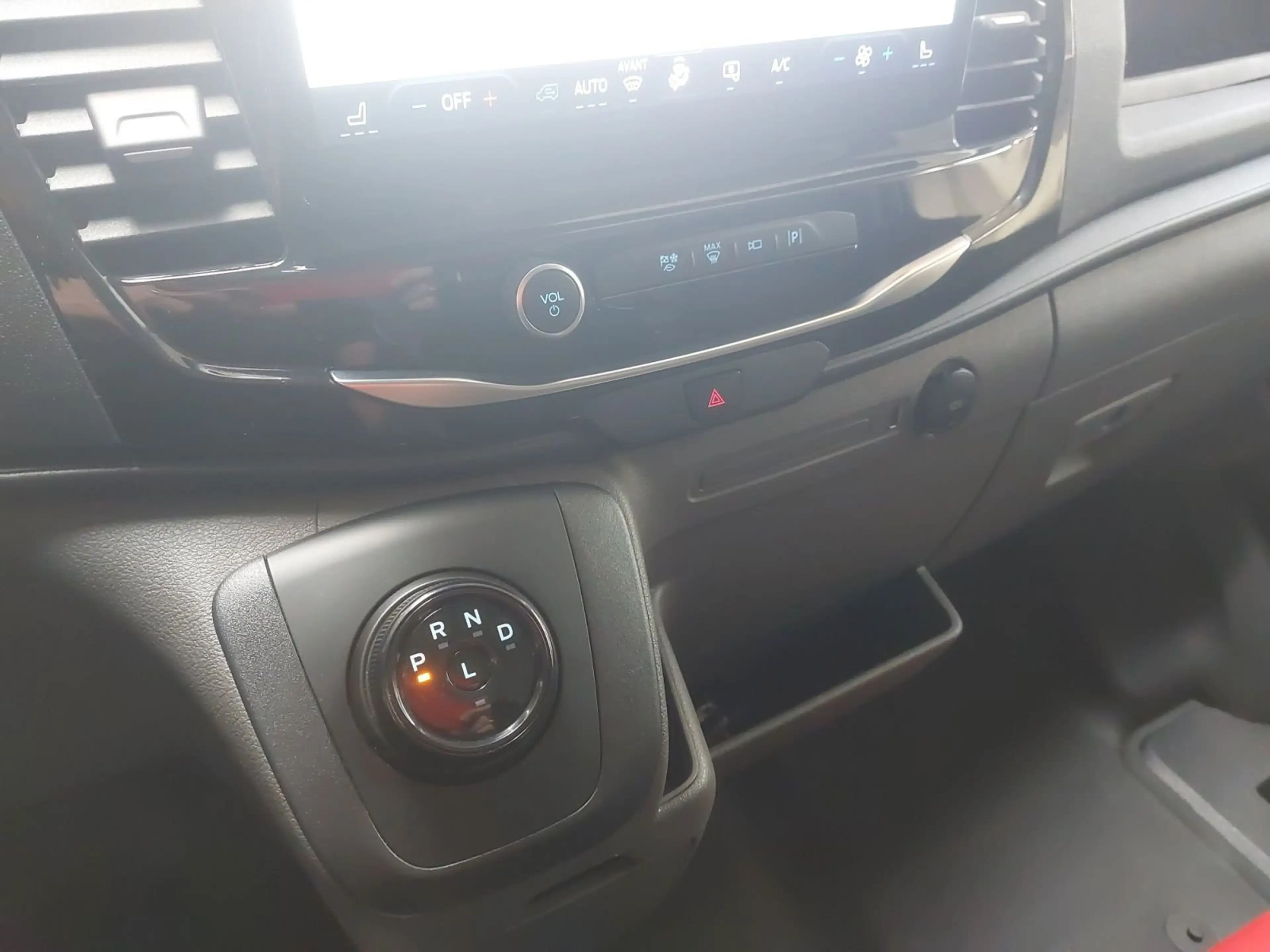 Ford Transit TREND 350L L3H2 Electric 67kWh RWD DEMO — photo 13