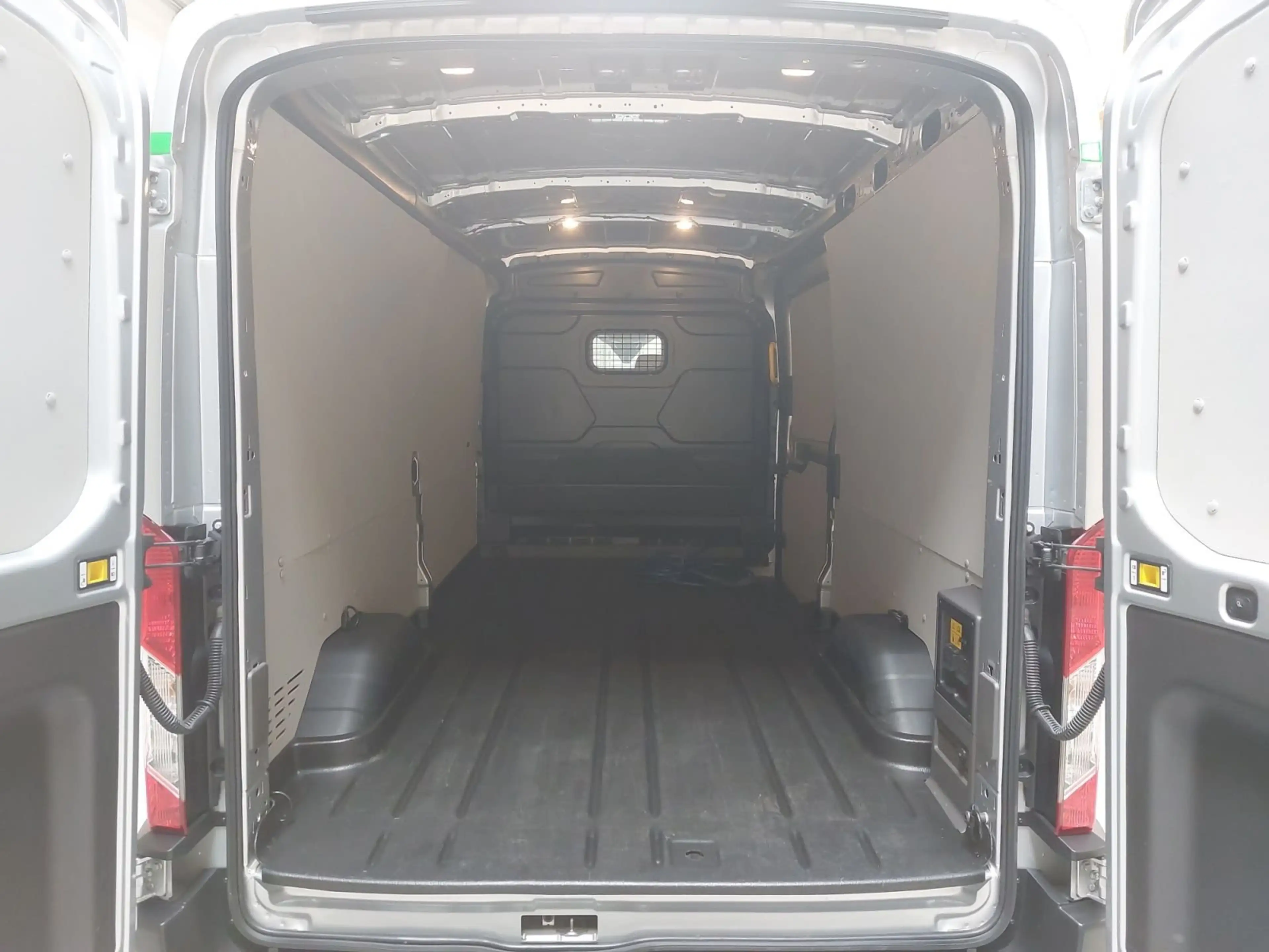 Ford Transit TREND 350L L3H2 Electric 67kWh RWD DEMO — photo 14