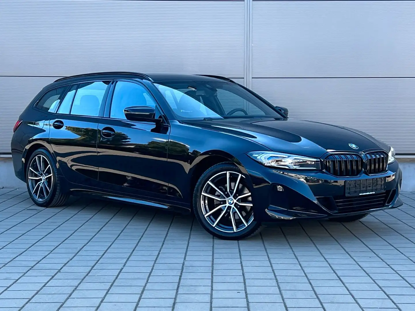 BMW 320 d Tour. *Pano*Harman/Kardon*DrivAss*el. Sitze Noir - 2