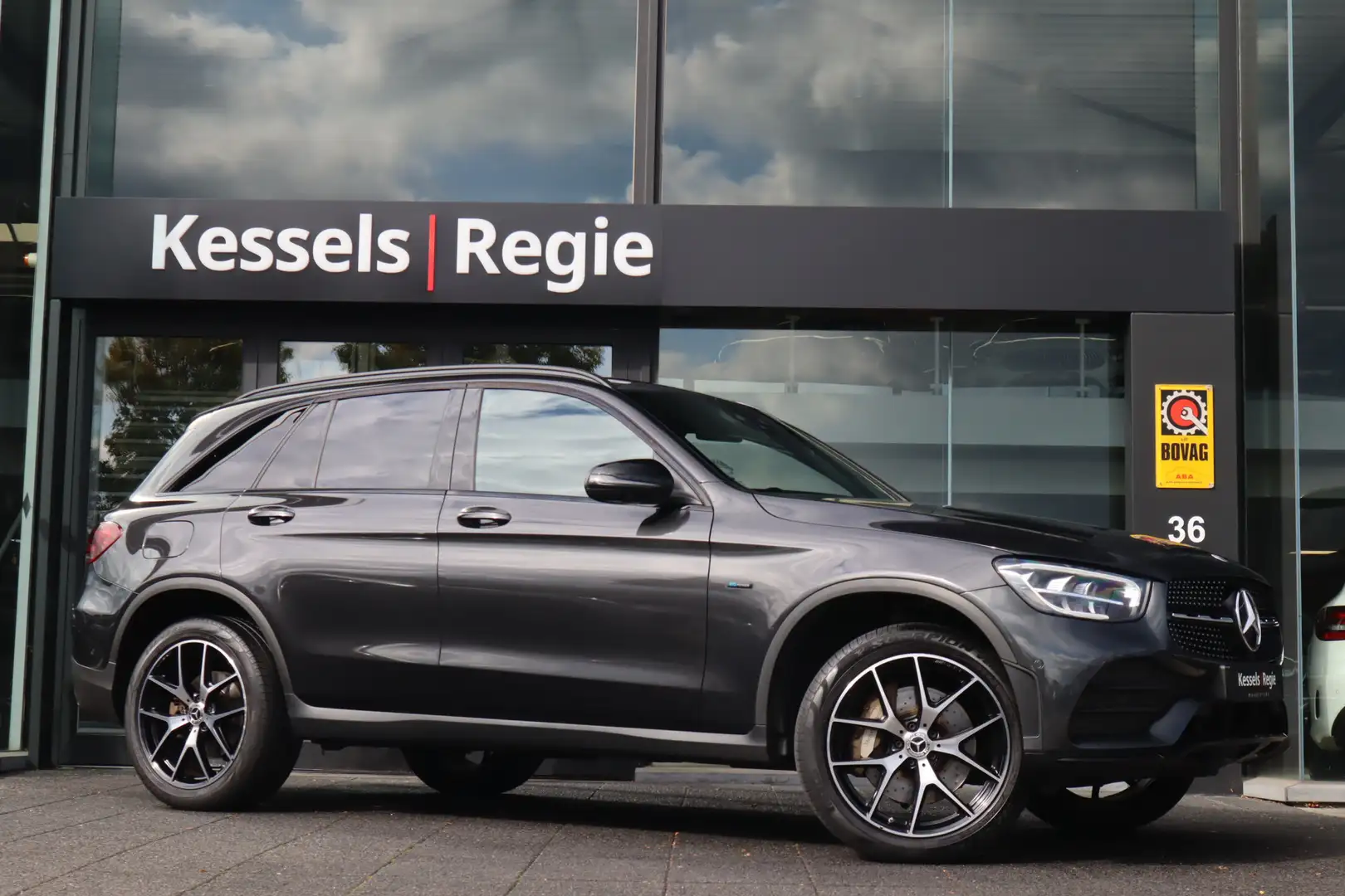Mercedes-Benz GLC 300 300e 4MATIC AMG Night Sfeerverlichting 20" Virtual Gris - 2