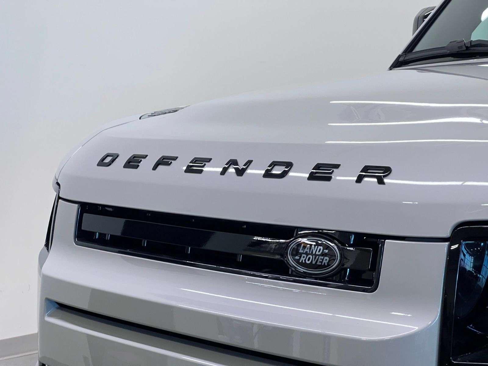 2026 Land Rover Defender 110 P400 X-DYNAMIC SE alt 3
