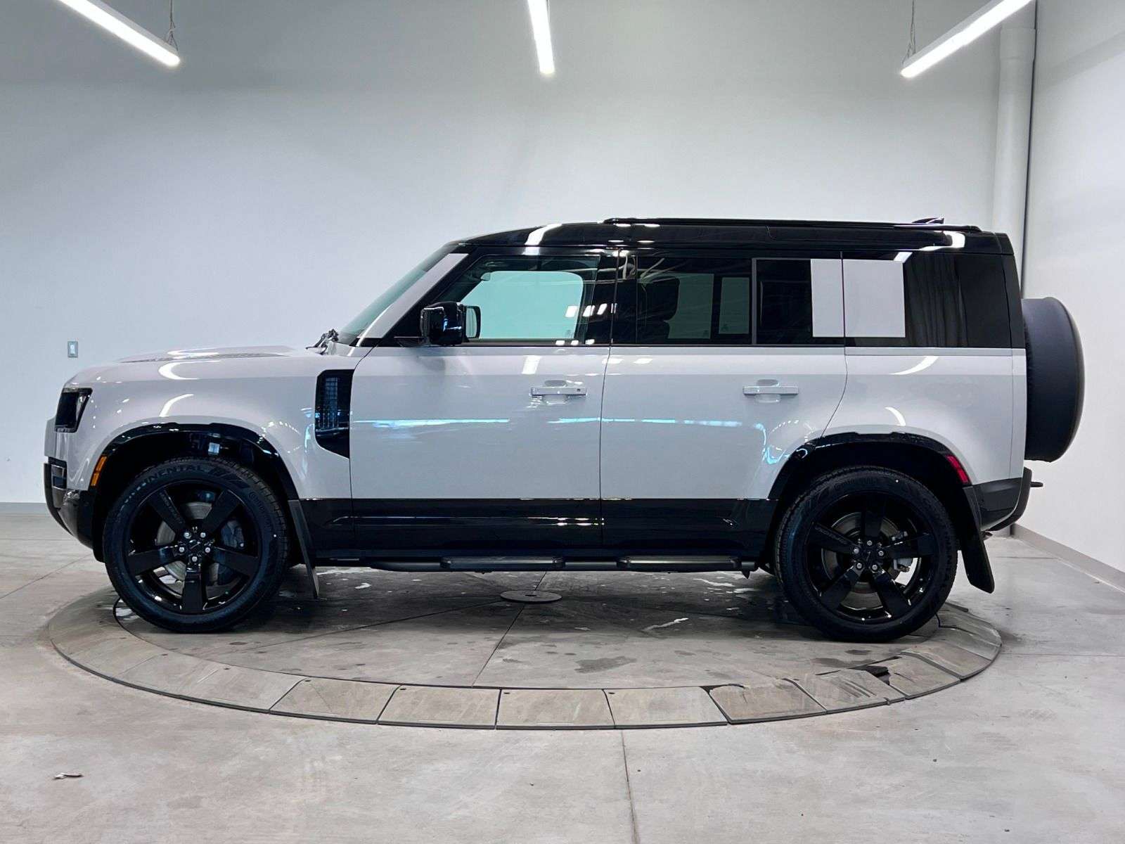 2026 Land Rover Defender 110 P400 X-DYNAMIC SE thumb 6