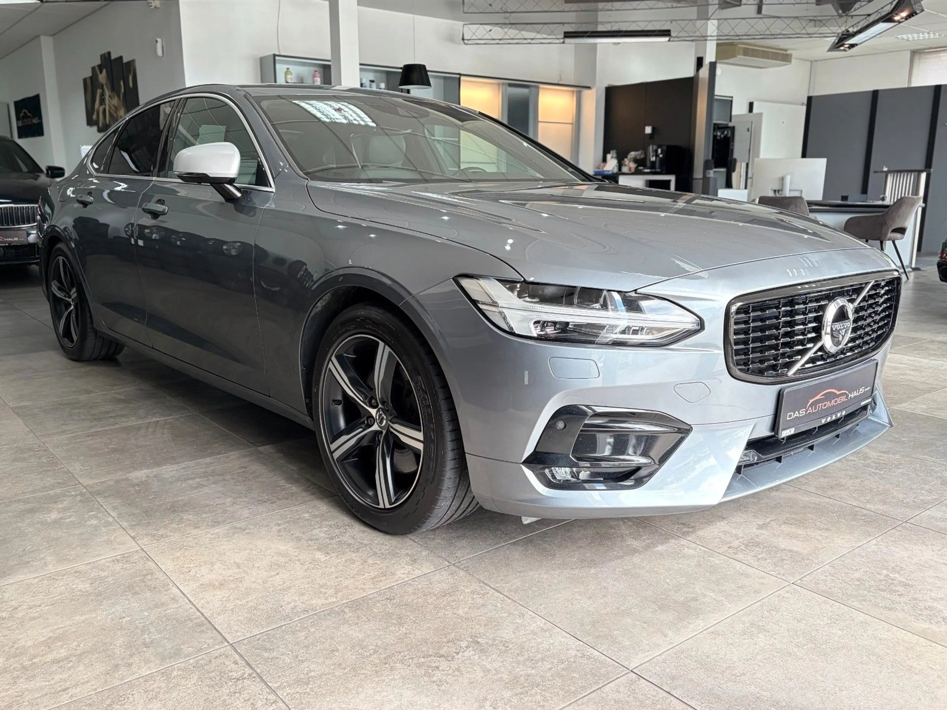 Volvo S90 *R Design*B&W*HeadUp*AHK*StHz*Pano*Carbon*ACC — photo 5
