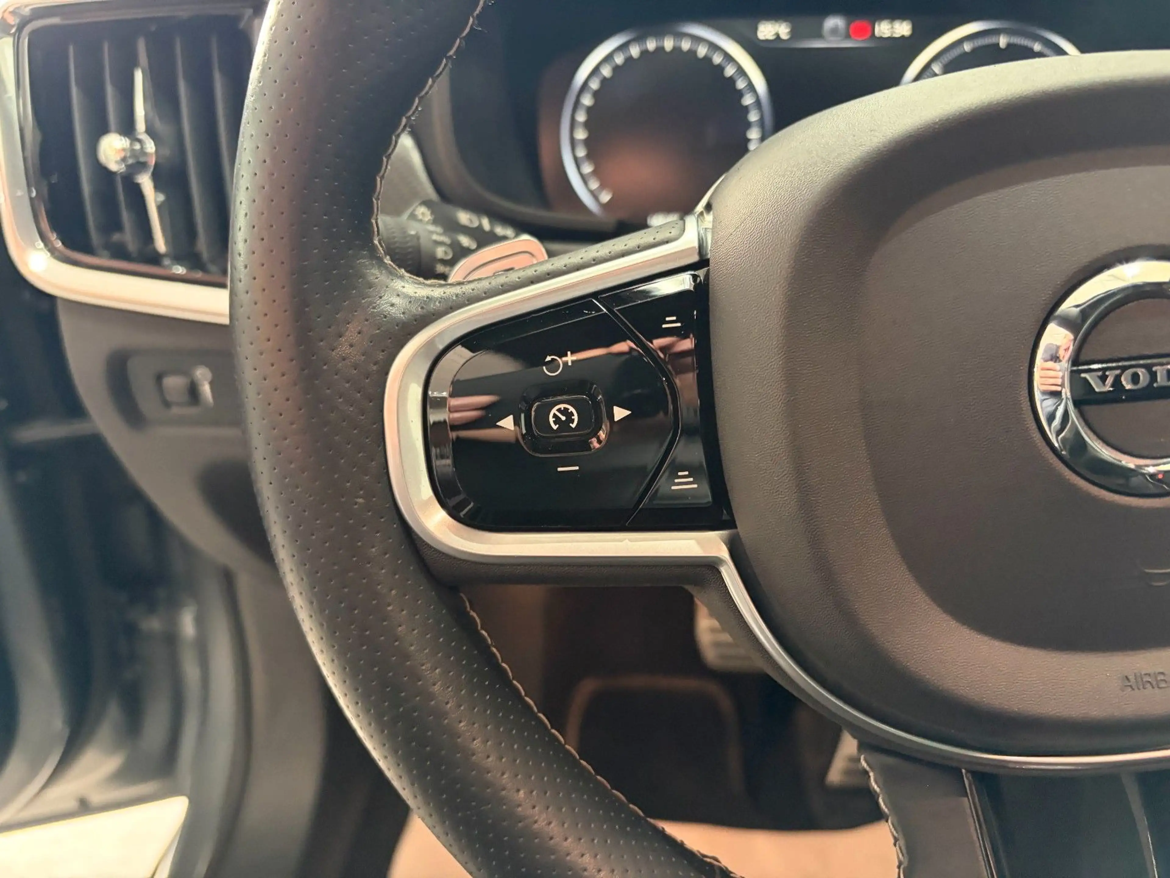 Volvo S90 *R Design*B&W*HeadUp*AHK*StHz*Pano*Carbon*ACC — photo 25