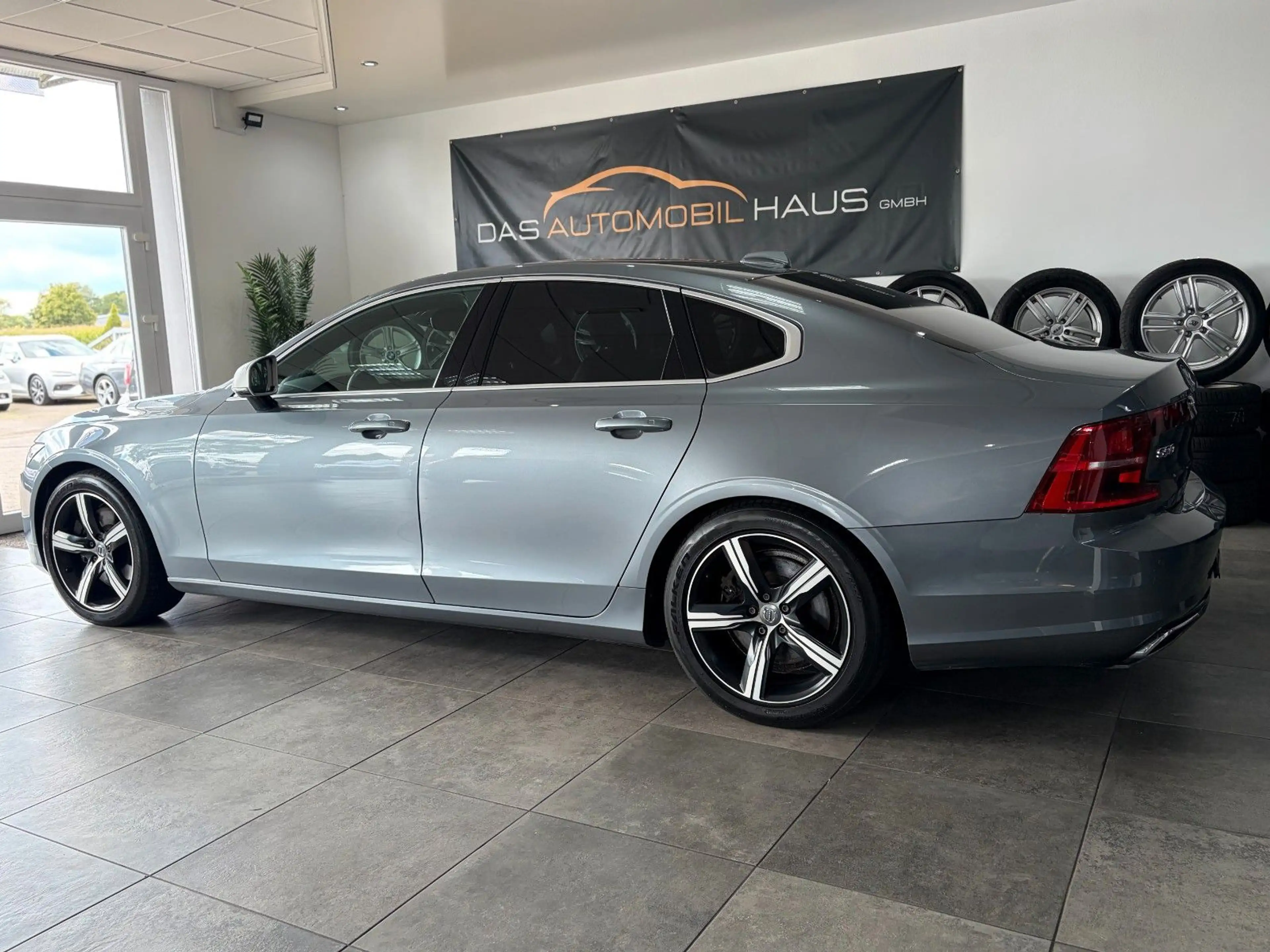 Volvo S90 *R Design*B&W*HeadUp*AHK*StHz*Pano*Carbon*ACC — photo 10