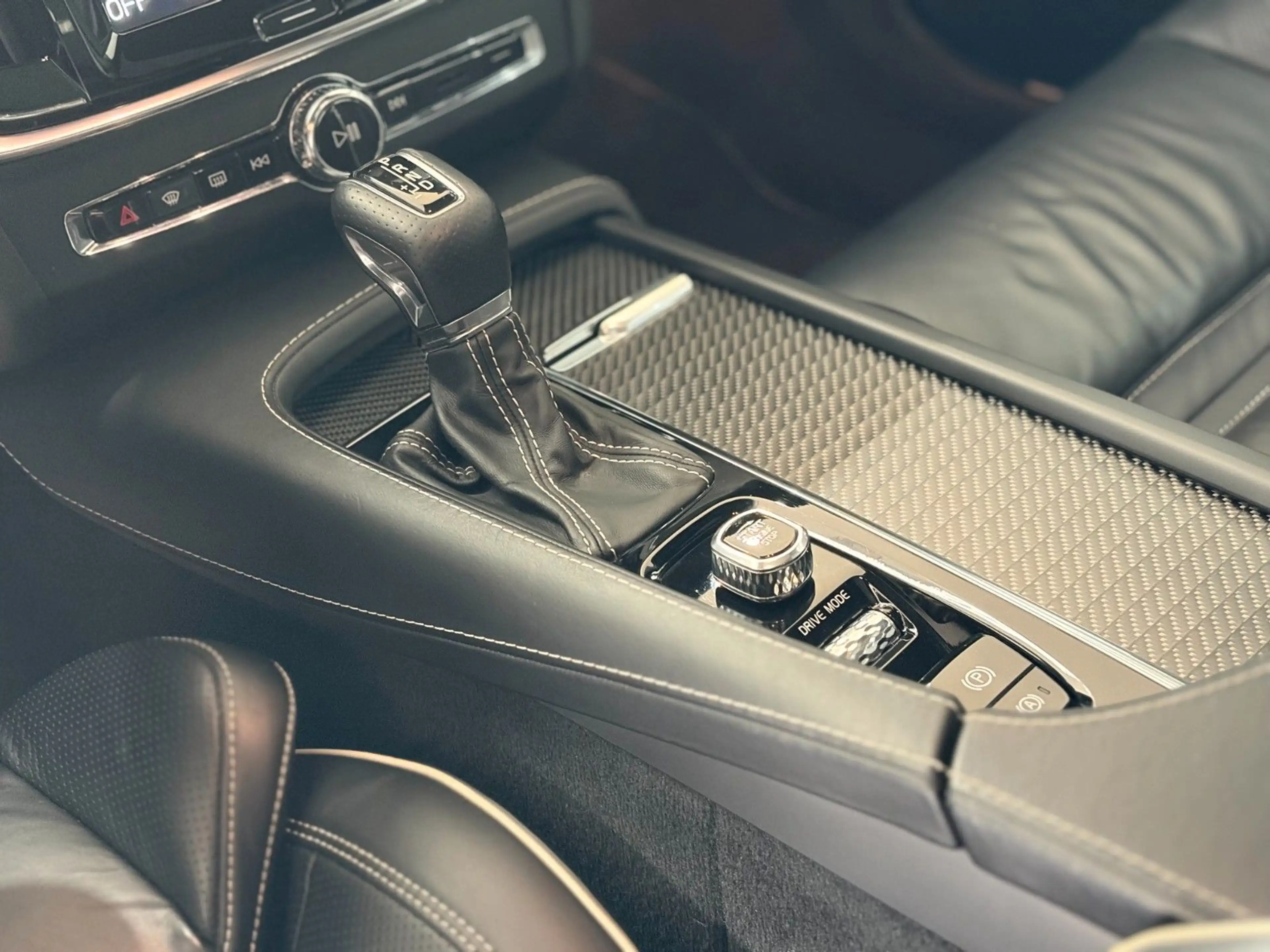 Volvo S90 *R Design*B&W*HeadUp*AHK*StHz*Pano*Carbon*ACC — photo 17