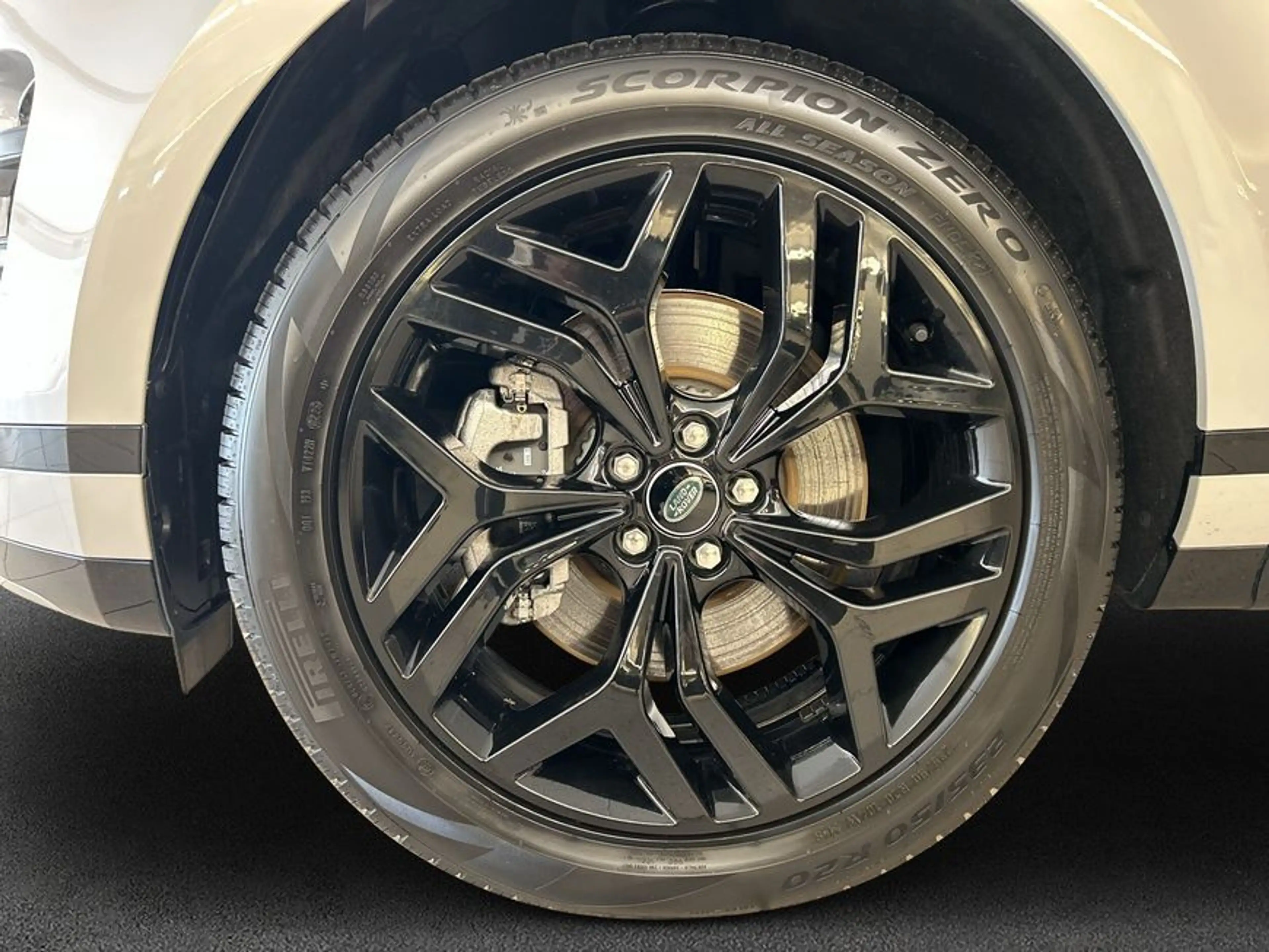 Land Rover Range Rover Evoque P300e R-Dynamic — photo 7