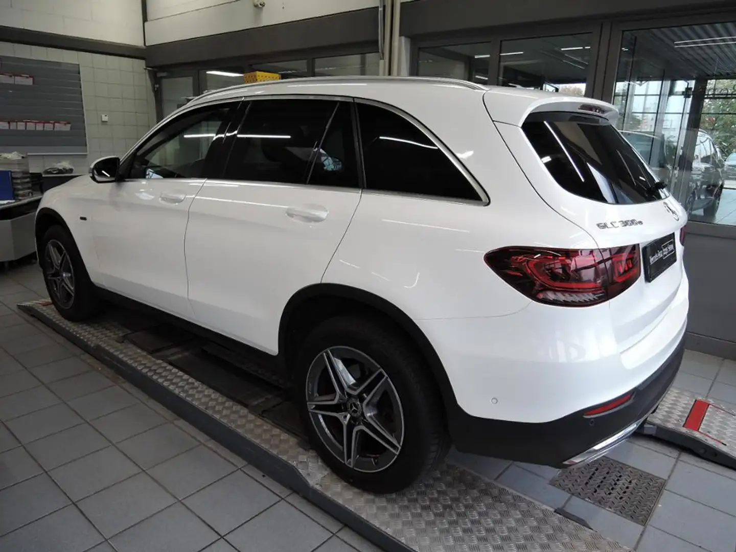 Mercedes-Benz GLC 300 e 4M AMG/9G/19"/LED/Kamera/Navigation/ Weiß - 2