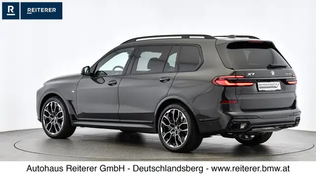 BMW X7 view 4