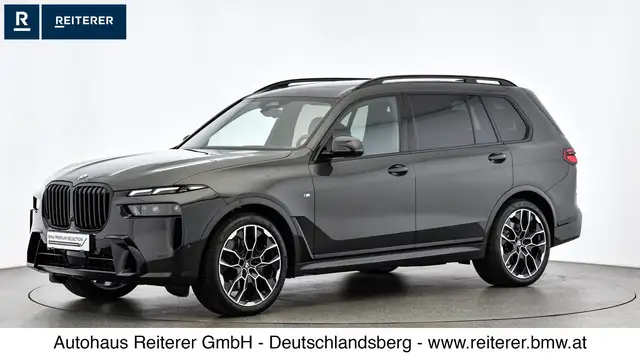 BMW X7 view 3