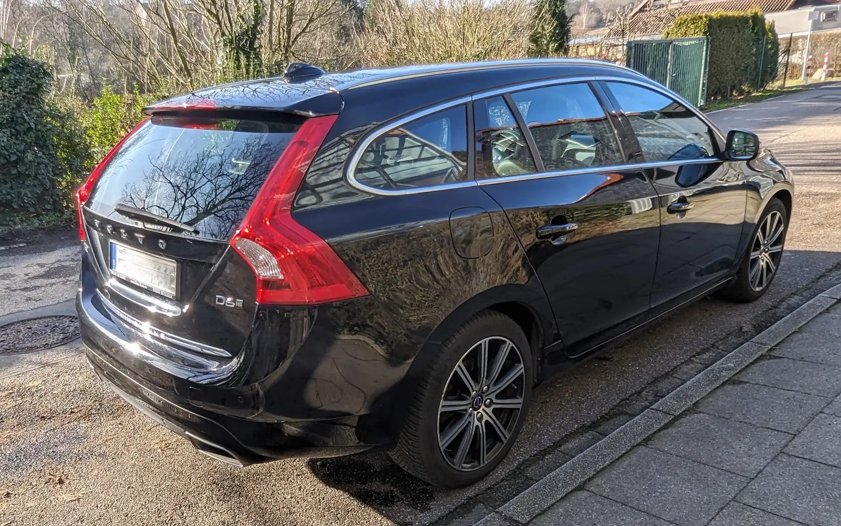 Volvo V60 D6 Twin Engine Geartronic AWD Summum plus Extras Black - 1