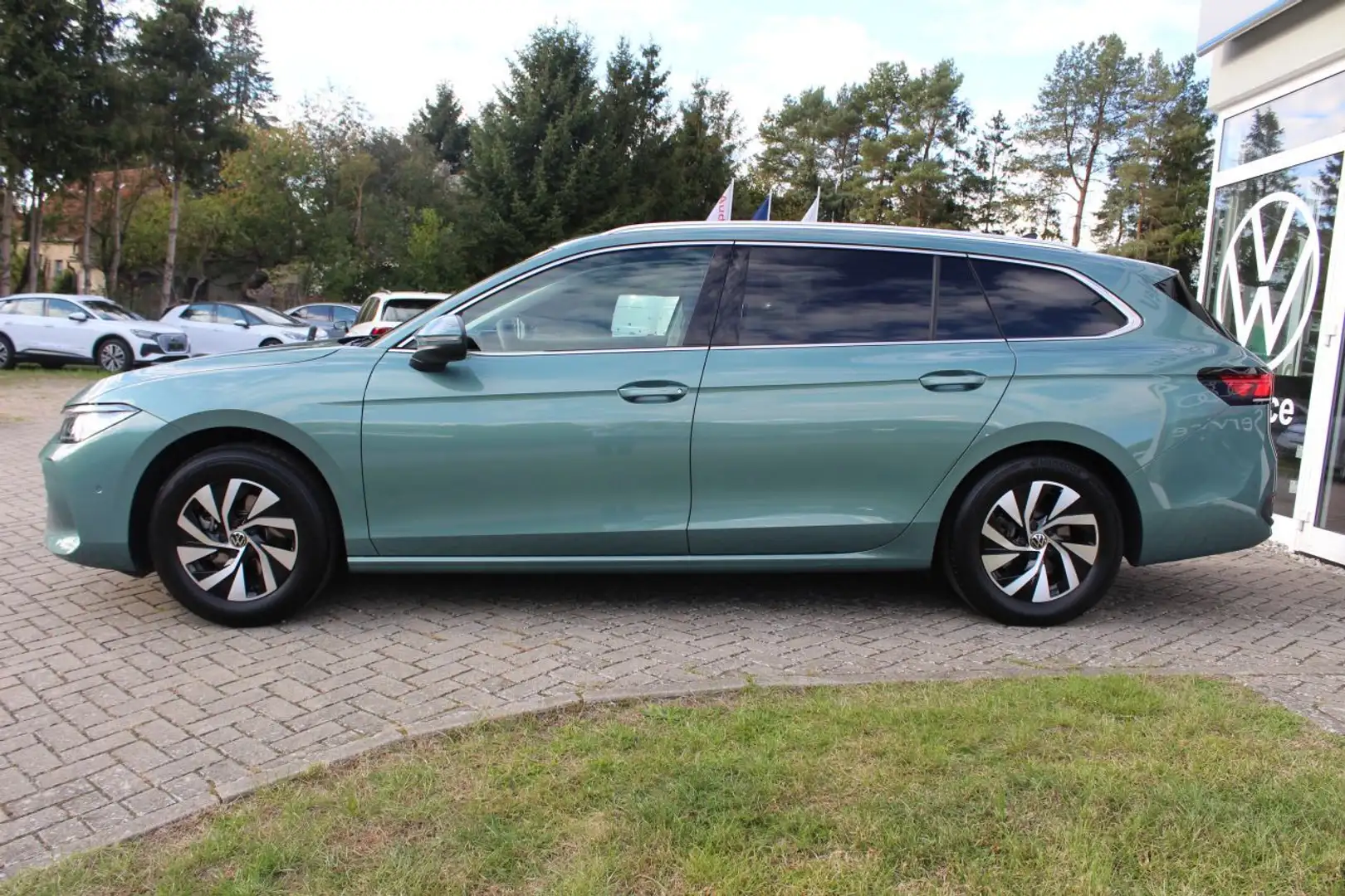 Volkswagen Passat Business Variant 1.5 eTSI DSG LED Rfk HZ Grün - 2