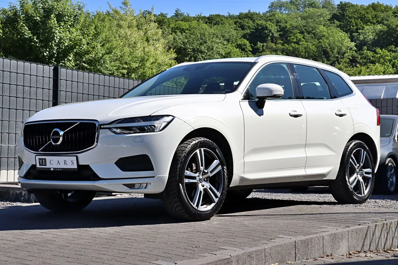 Volvo XC60 Momentum Pro 2WD *H&K*RFK*LED*NAVI*CAR-PLAY Wit - 1