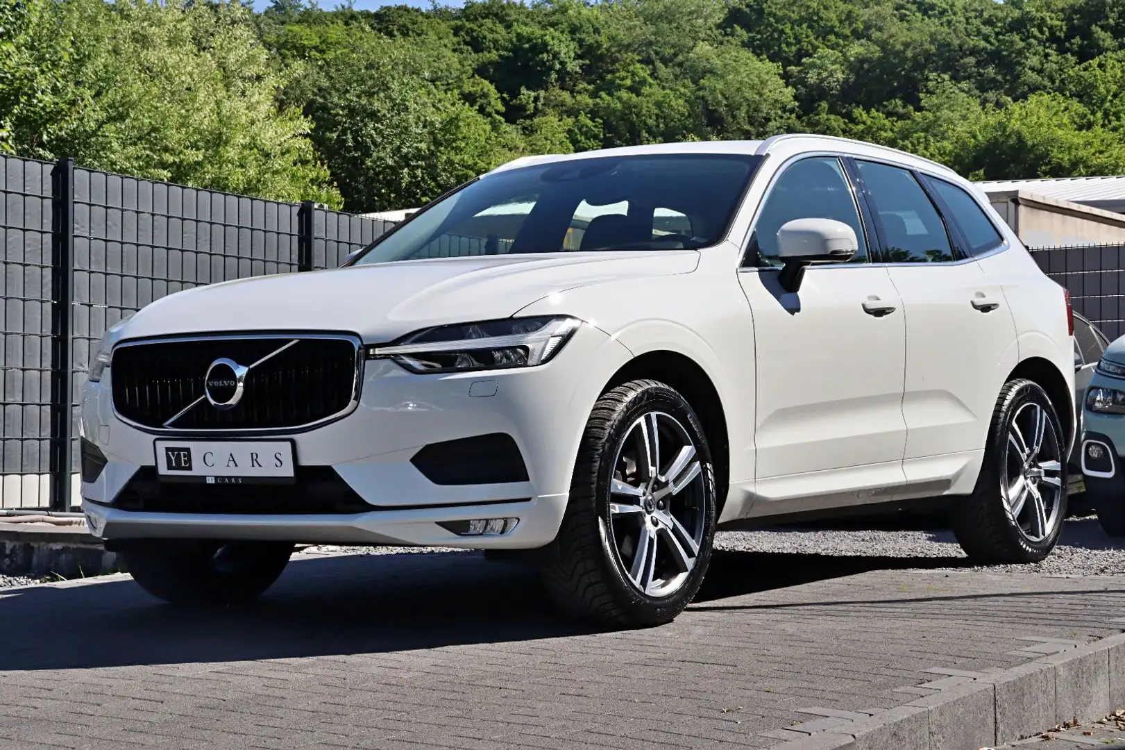 Volvo XC60 Momentum Pro 2WD *H&K*RFK*LED*NAVI*CAR-PLAY Wit - 2