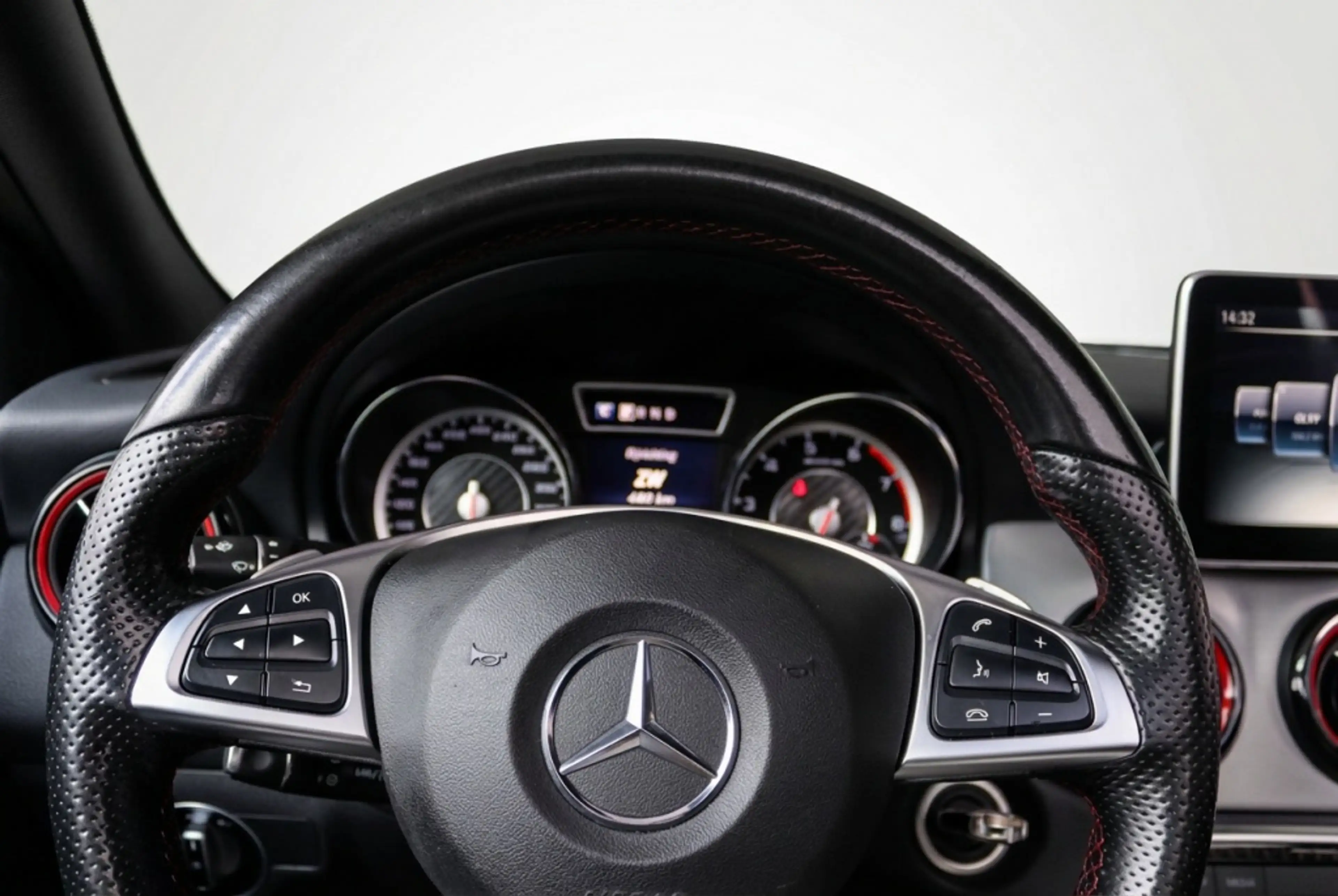 Mercedes-Benz GLA 45 AMG 4MATIC 381PK Pano | Night Pakket | AMG Performance — photo 13