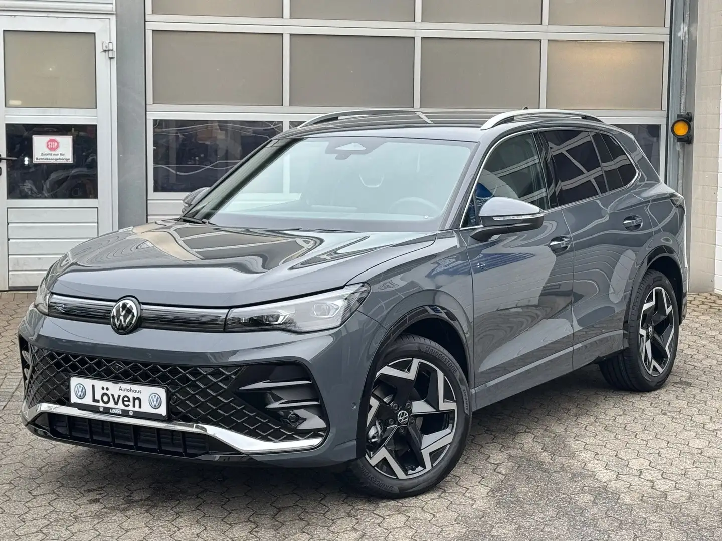 Volkswagen Tiguan 1.5 eTSI DSG R-Line|AHK|IQ.LIGHT|NAVI|SHZ Grau - 1