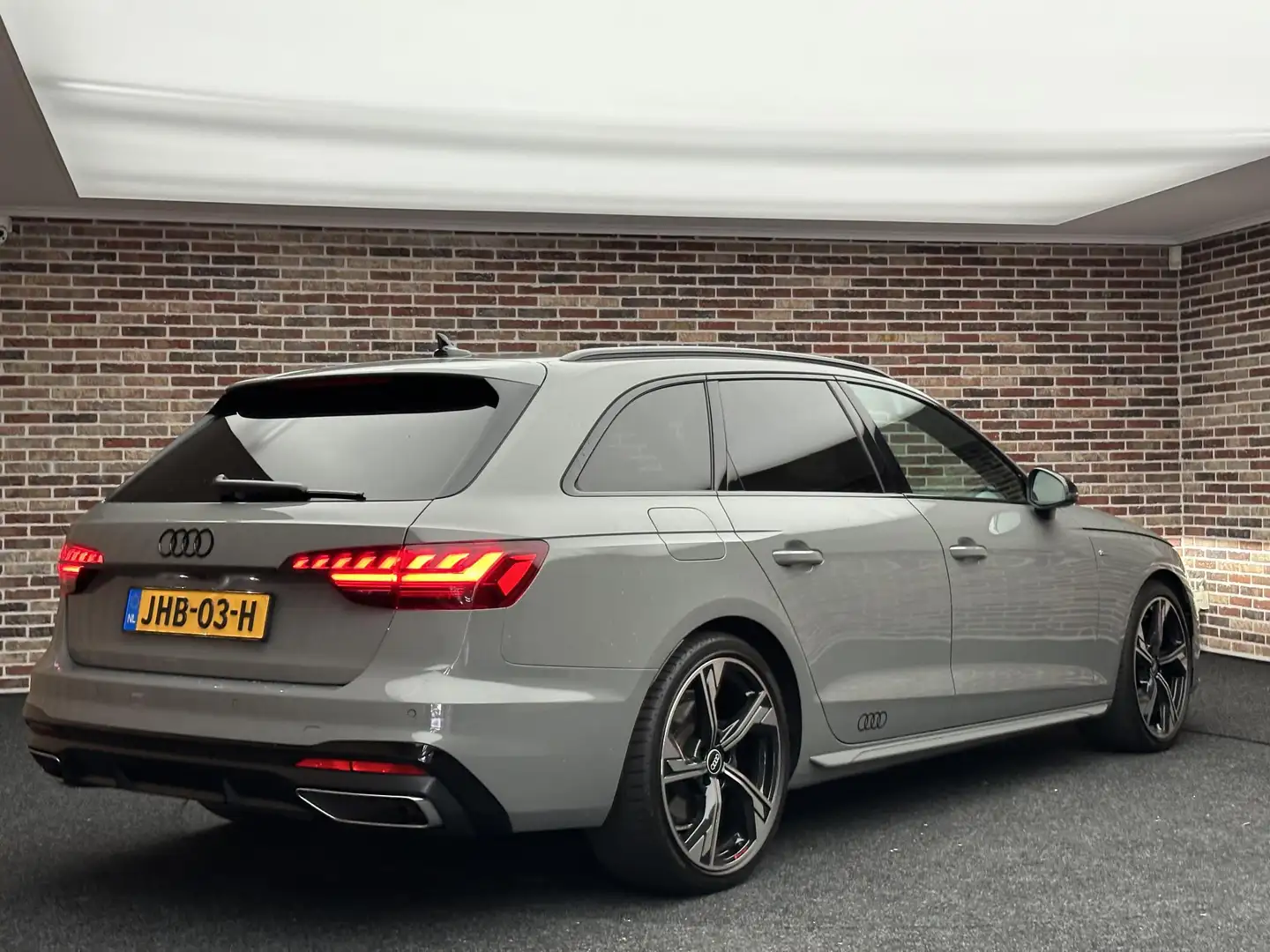 Audi A4 Avant 35 TFSI S edition Competition | Dak| Massage Grijs - 2