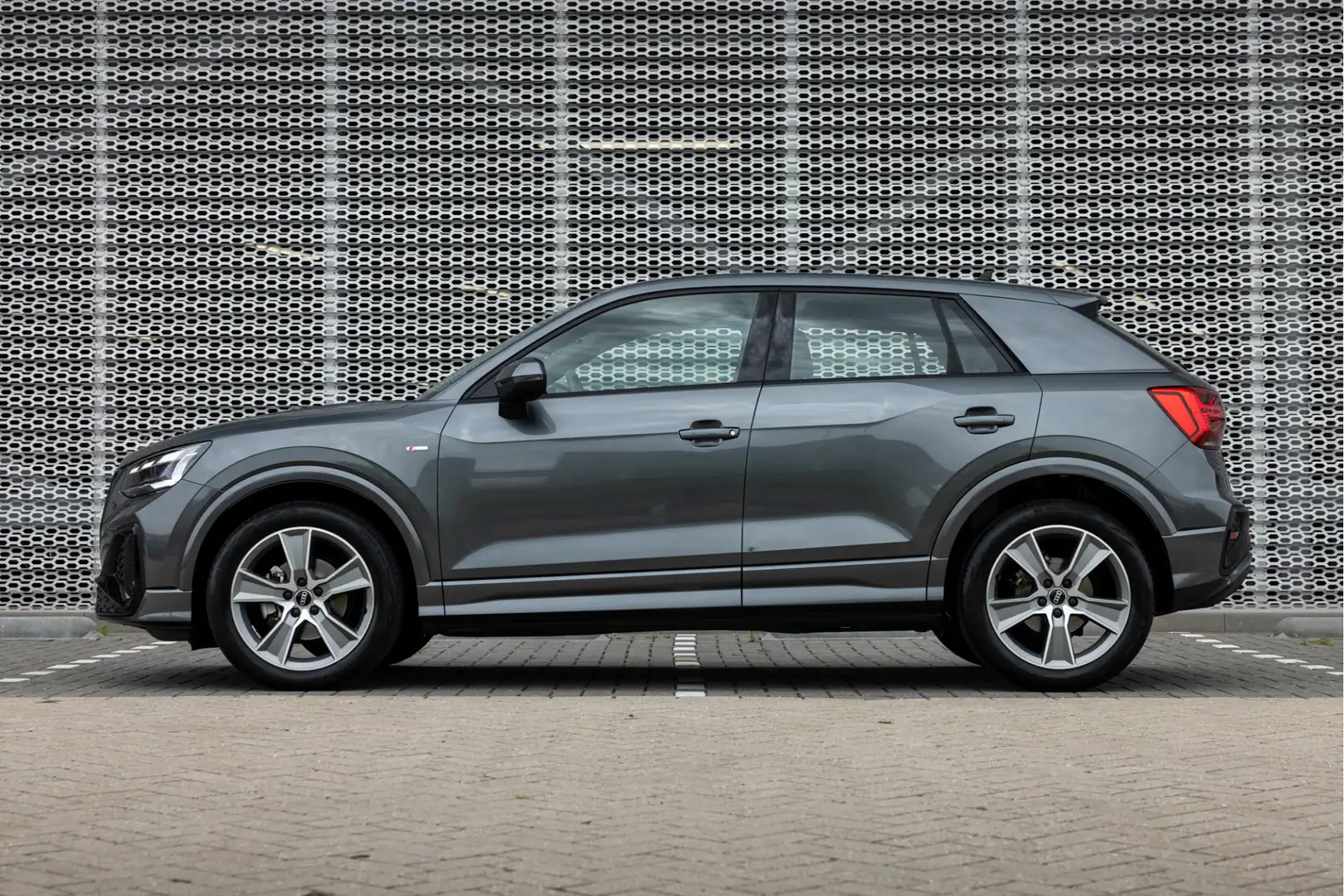 Audi Q2 35 TFSI 150pk s-tronic S Edition | Camera | 18" LM Grijs - 2