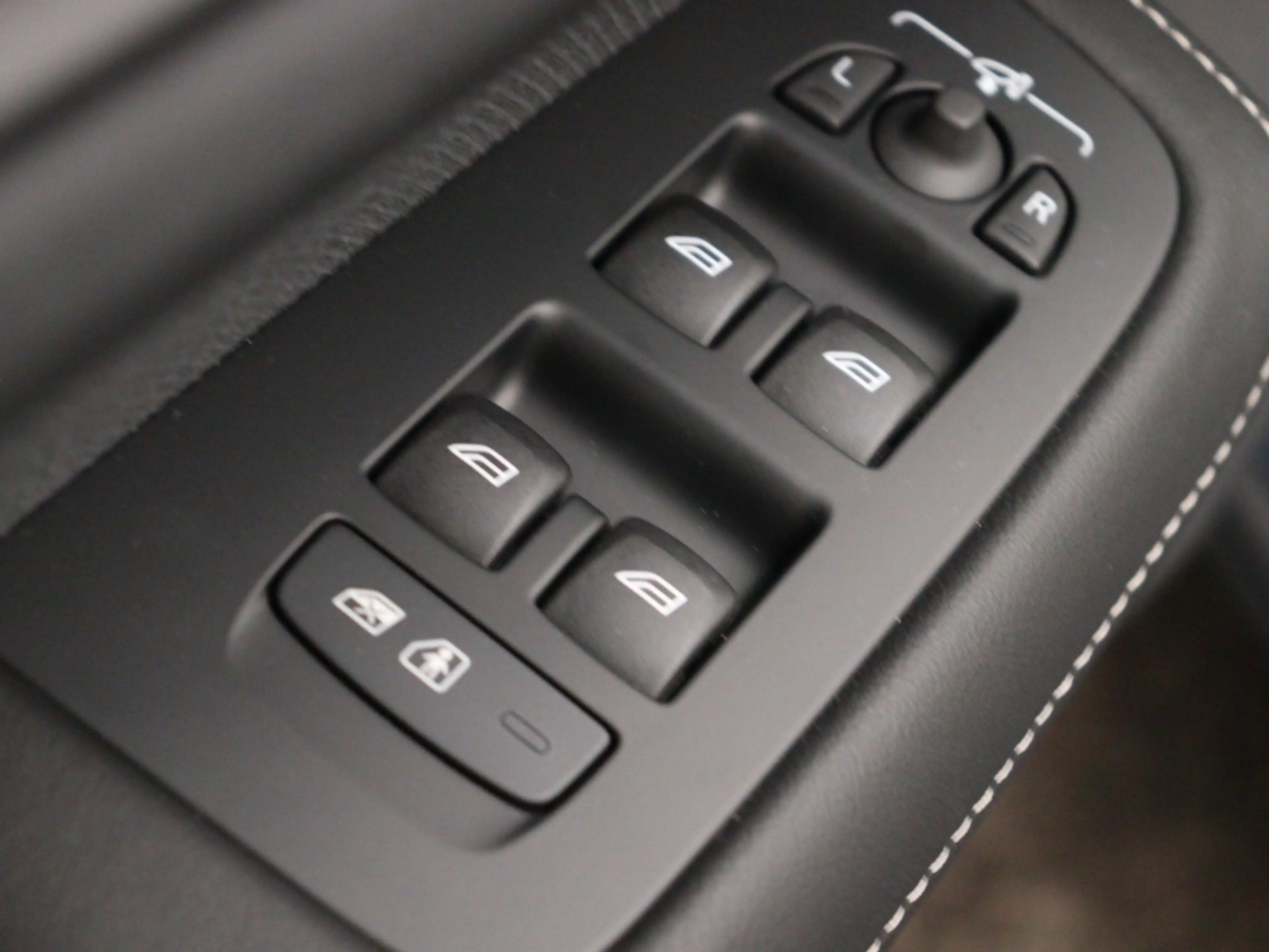 Volvo V60 T6 PLUG-IN HYBRID SPORT ED. PLUS DARK 360GR CAM SC — photo 10