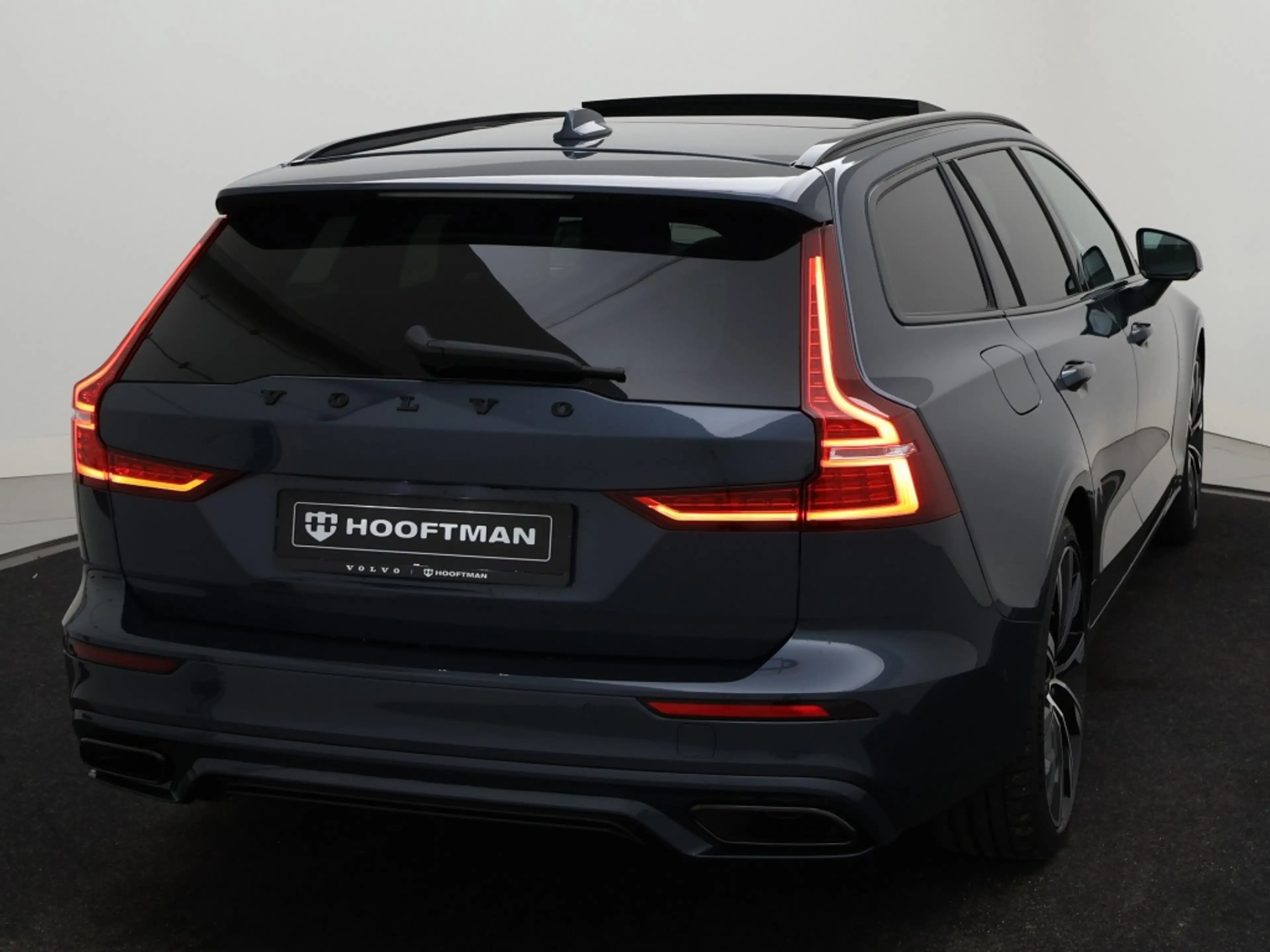 Volvo V60 T6 PLUG-IN HYBRID SPORT ED. PLUS DARK 360GR CAM SC — photo 5