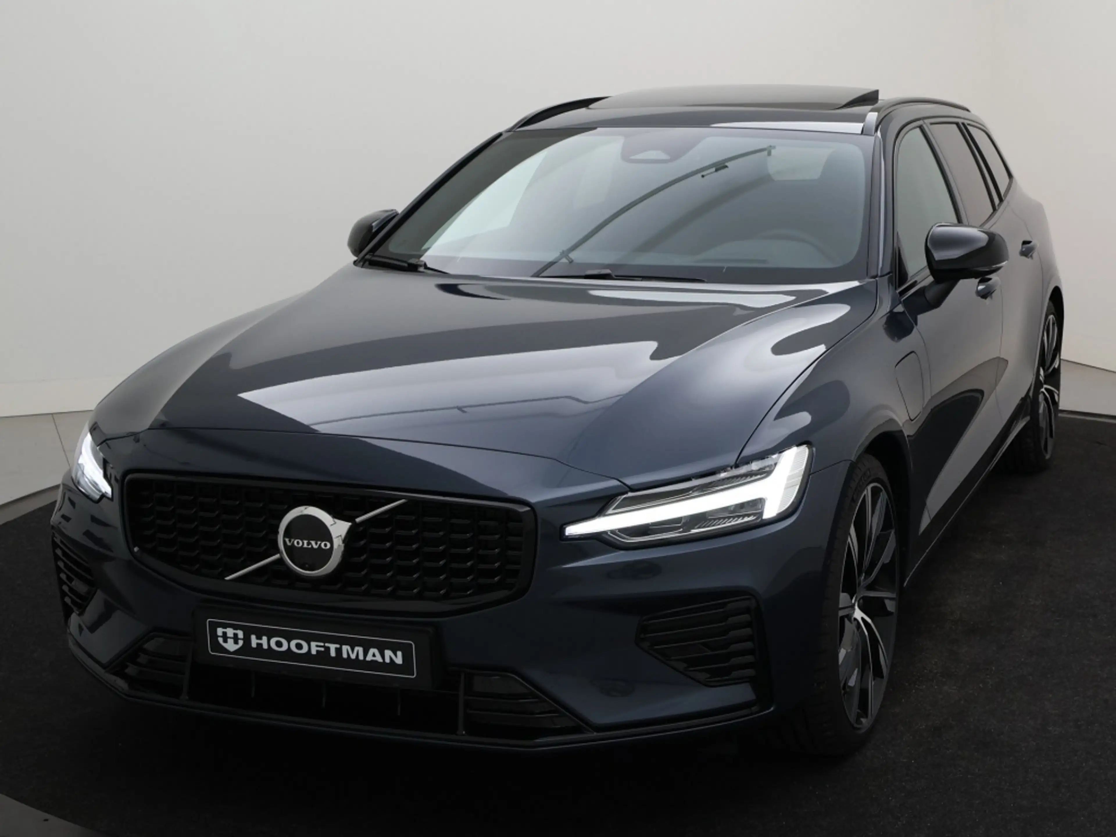 Volvo V60 T6 PLUG-IN HYBRID SPORT ED. PLUS DARK 360GR CAM SC — photo 6