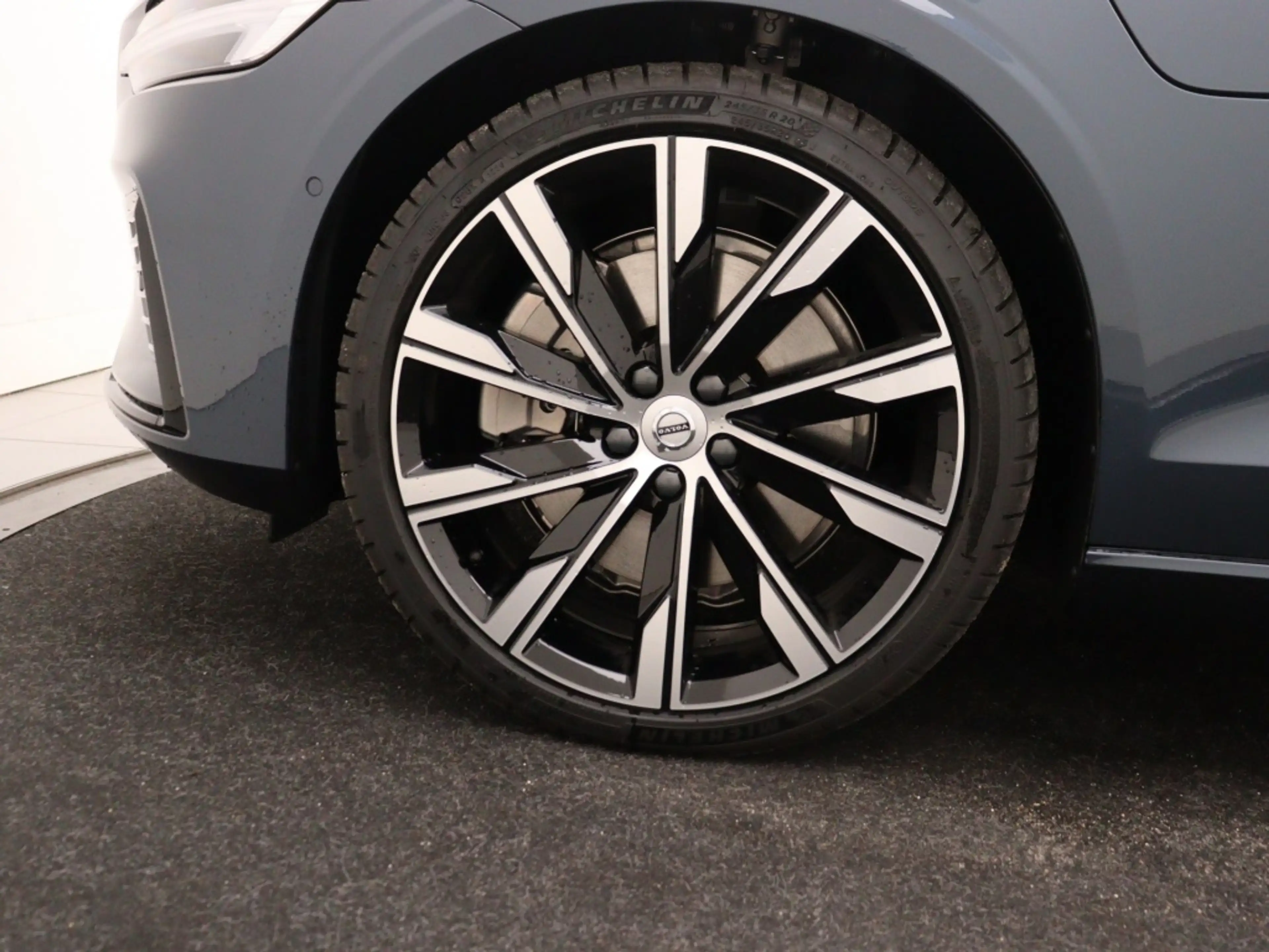Volvo V60 T6 PLUG-IN HYBRID SPORT ED. PLUS DARK 360GR CAM SC — photo 8