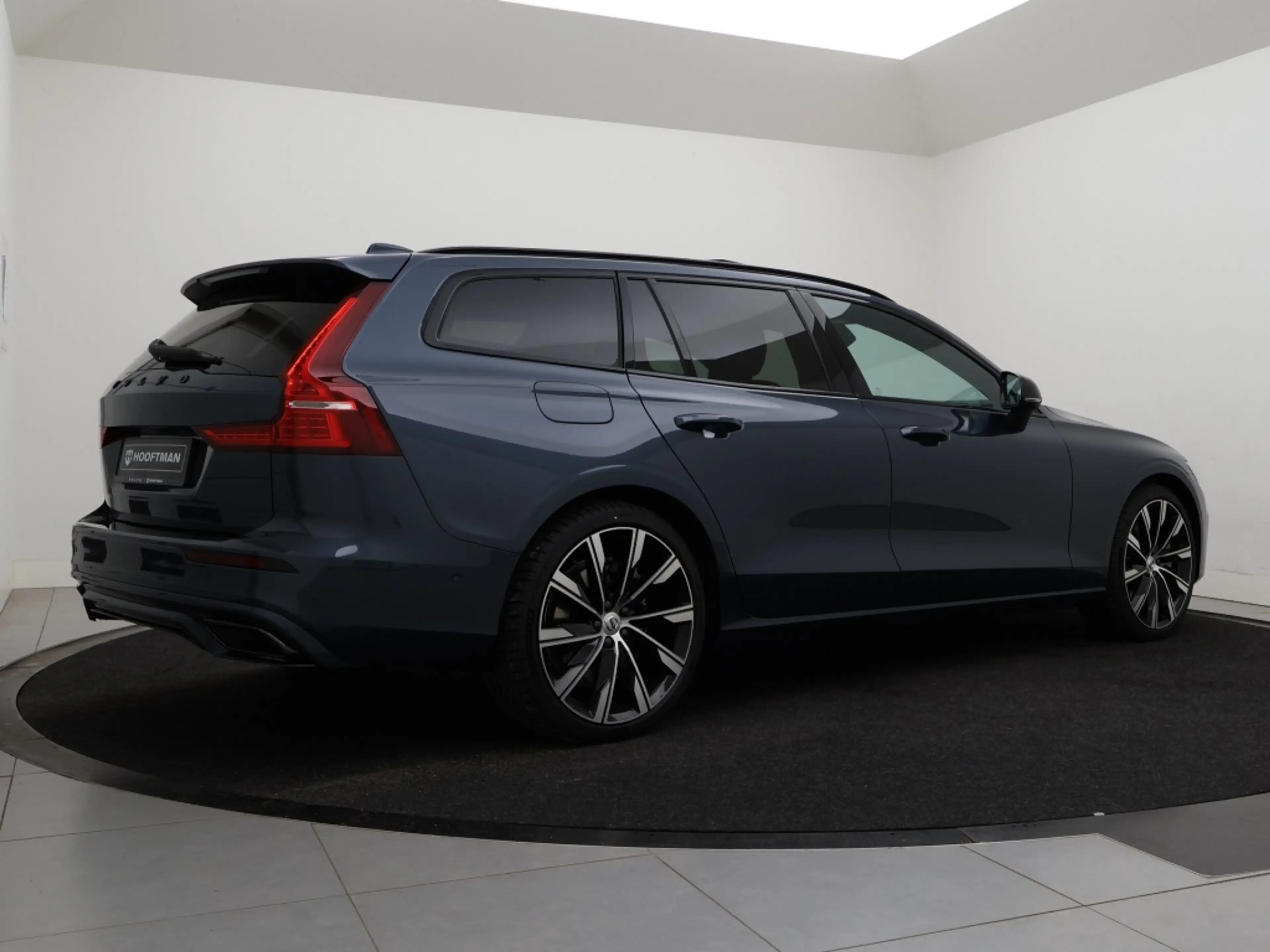 Volvo V60 T6 PLUG-IN HYBRID SPORT ED. PLUS DARK 360GR CAM SC — photo 3