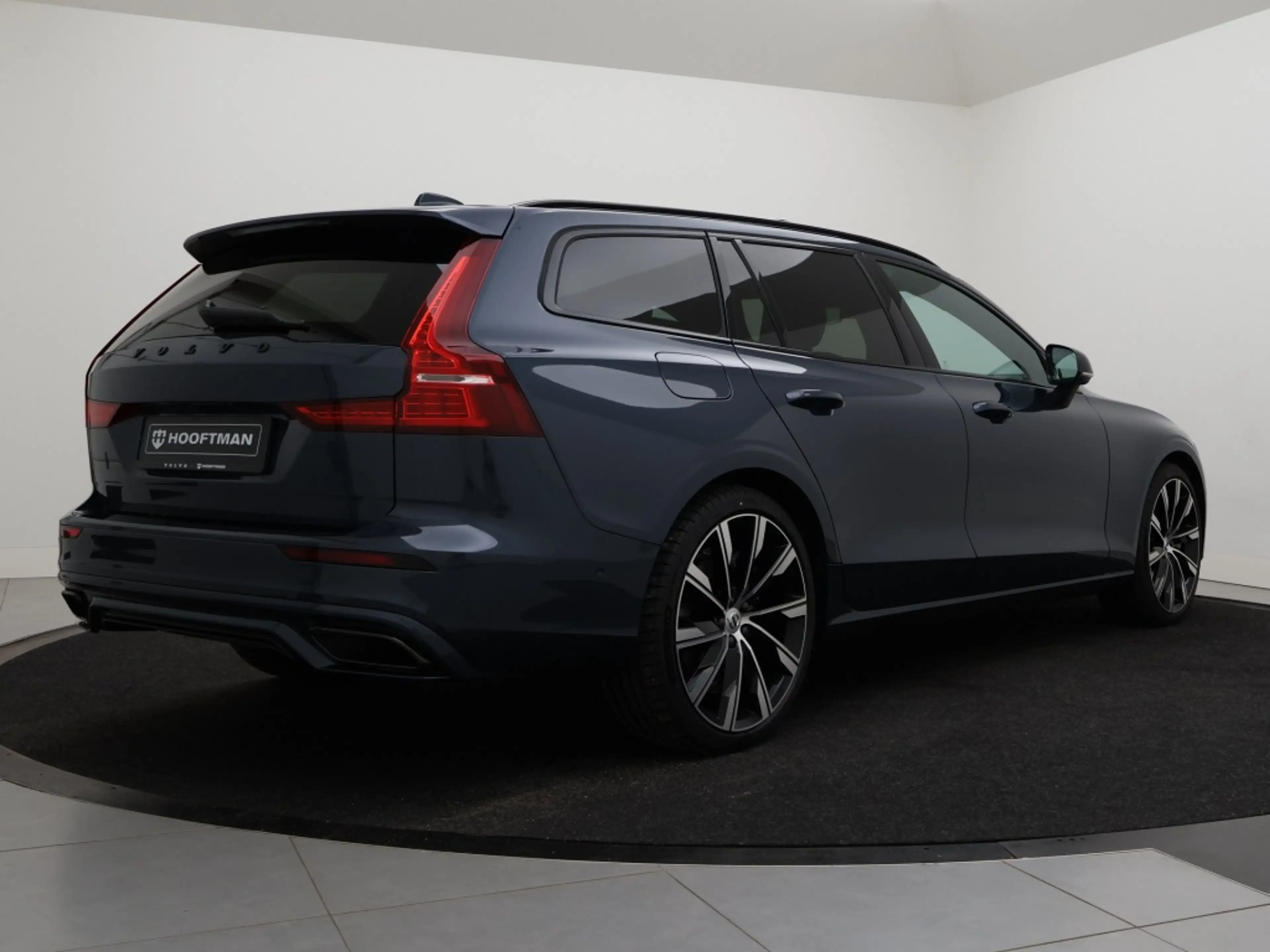 Volvo V60 T6 PLUG-IN HYBRID SPORT ED. PLUS DARK 360GR CAM SC — photo 4