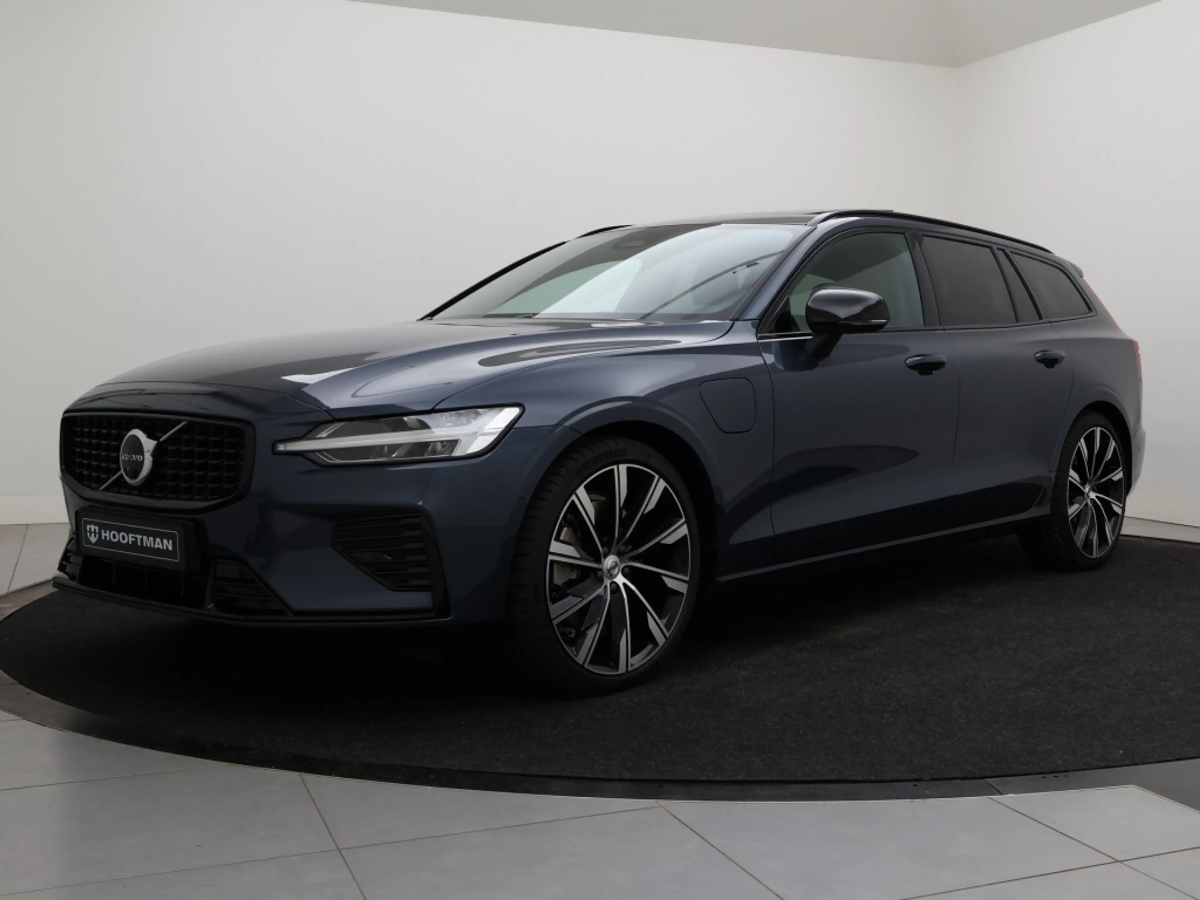 Volvo V60 T6 PLUG-IN HYBRID SPORT ED. PLUS DARK 360GR CAM SC — photo 2