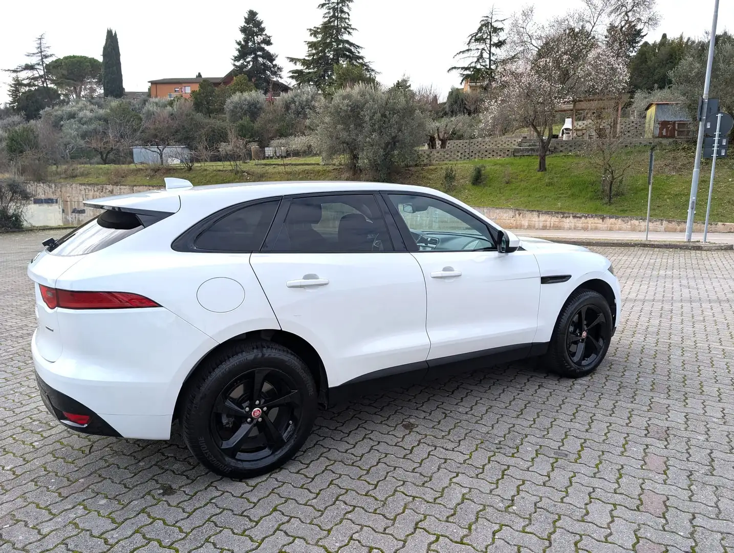 Jaguar F-Pace F-Pace 2015 2.0d i4 Pure awd 180cv auto my18 Bianco - 2