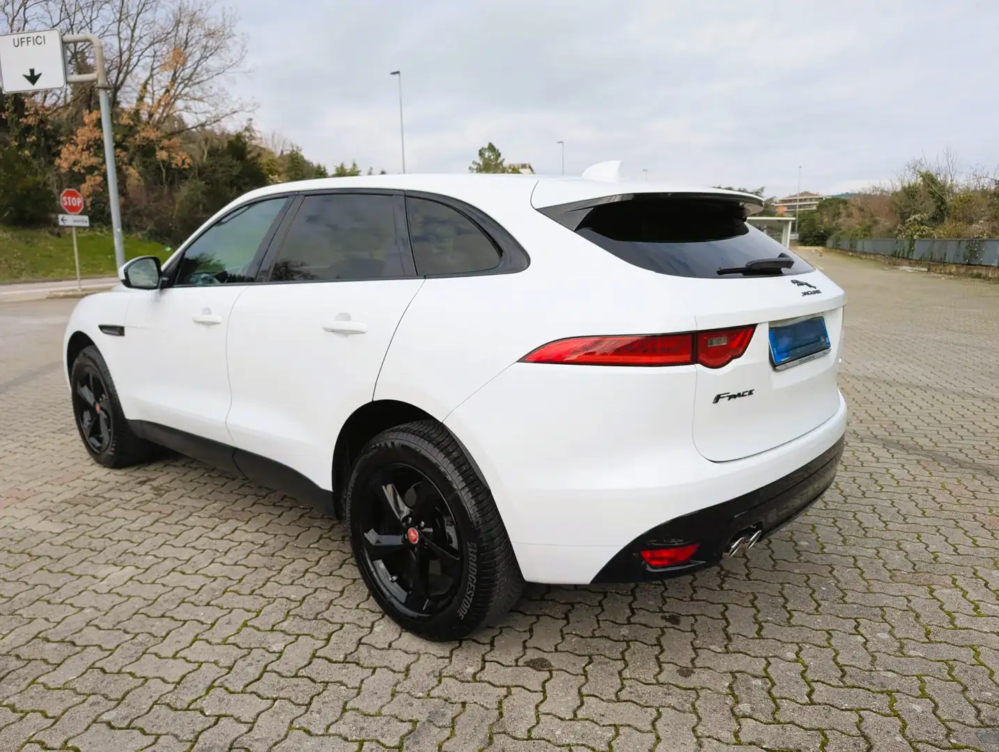 Jaguar F-Pace F-Pace 2015 2.0d i4 Pure awd 180cv auto my18 Bianco - 1