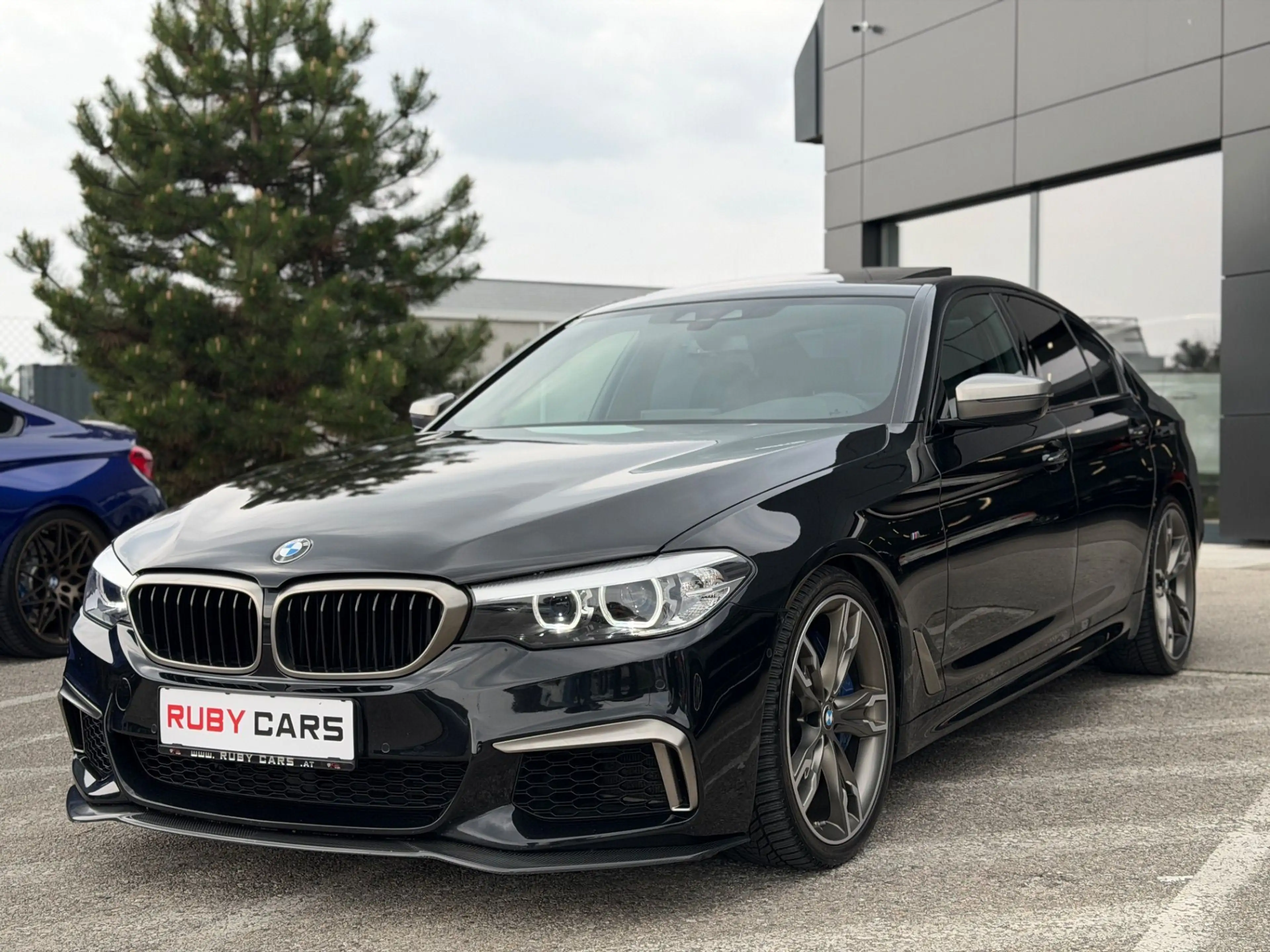 BMW M550 5er-Reihe Allrad (G30)  xDrive Aut. B&W / Glasdac