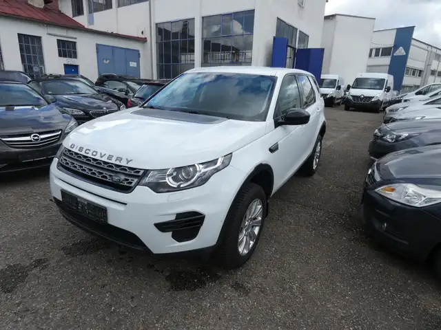 Land Rover Discovery Sport view 3