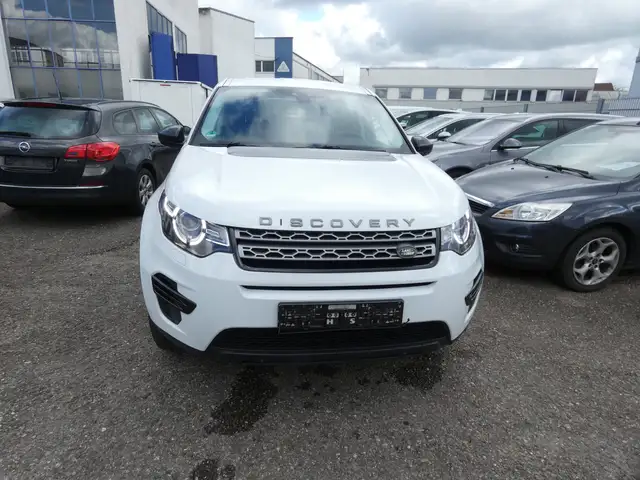 Land Rover Discovery Sport view 2