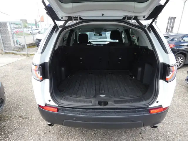 Land Rover Discovery Sport view 6