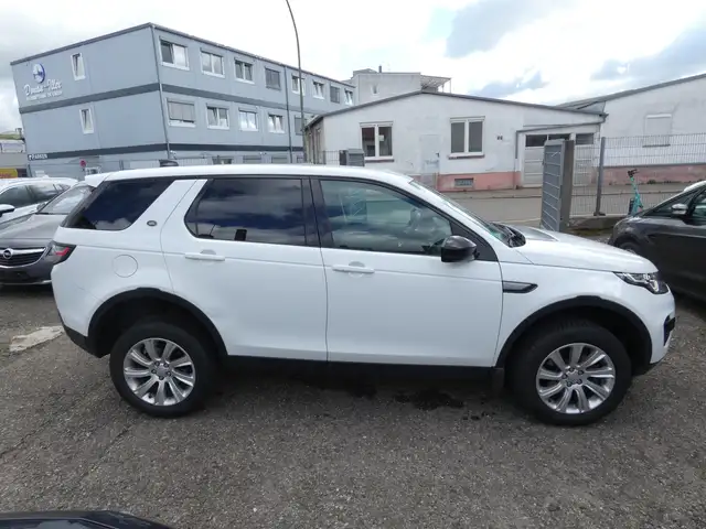 Land Rover Discovery Sport view 8