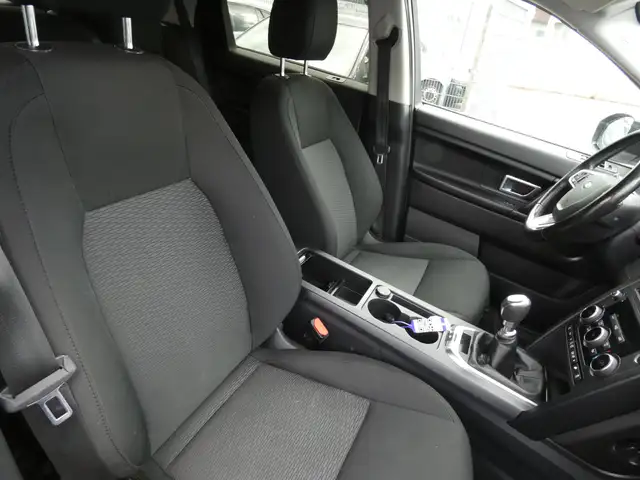 Land Rover Discovery Sport view 12