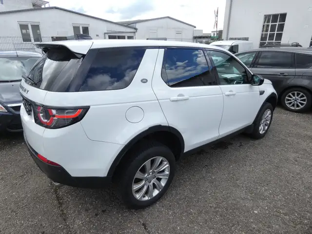 Land Rover Discovery Sport view 7