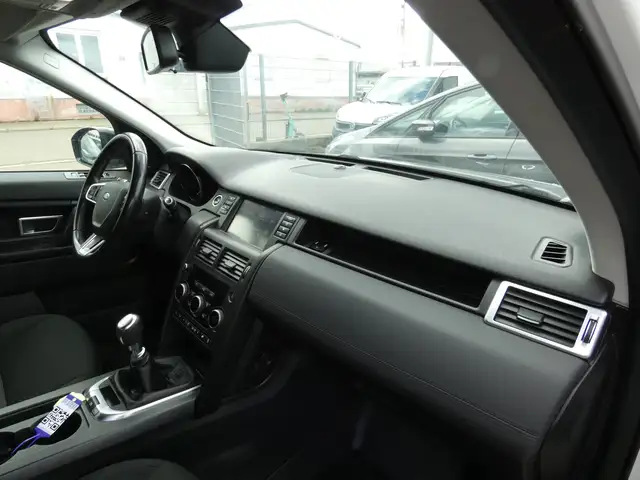 Land Rover Discovery Sport view 11