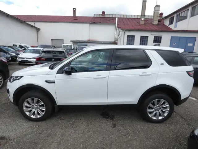 Land Rover Discovery Sport view 4