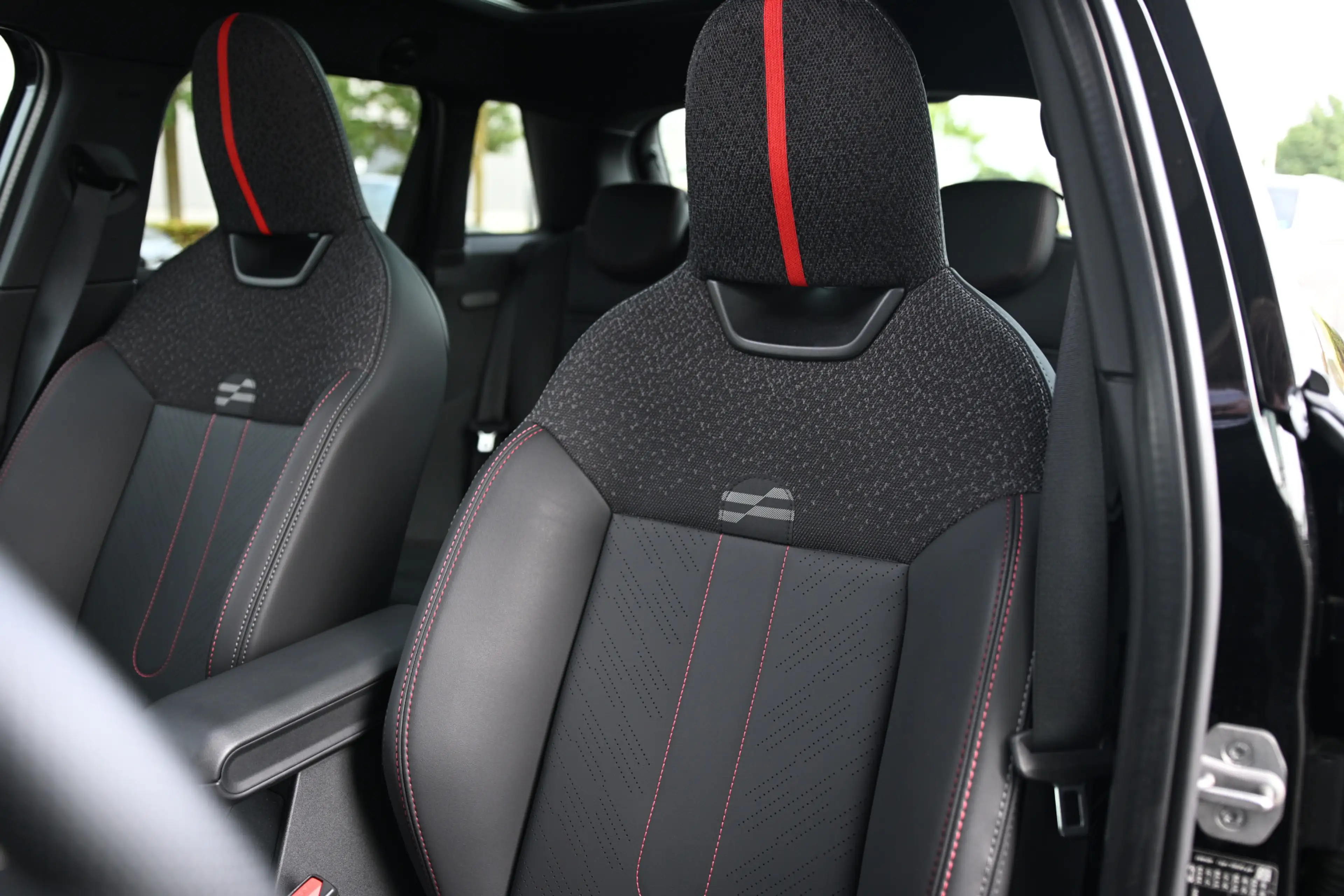 MINI Cooper S Hatchback / JCW / Pakket XL / 18" John Cooper Work — photo 10