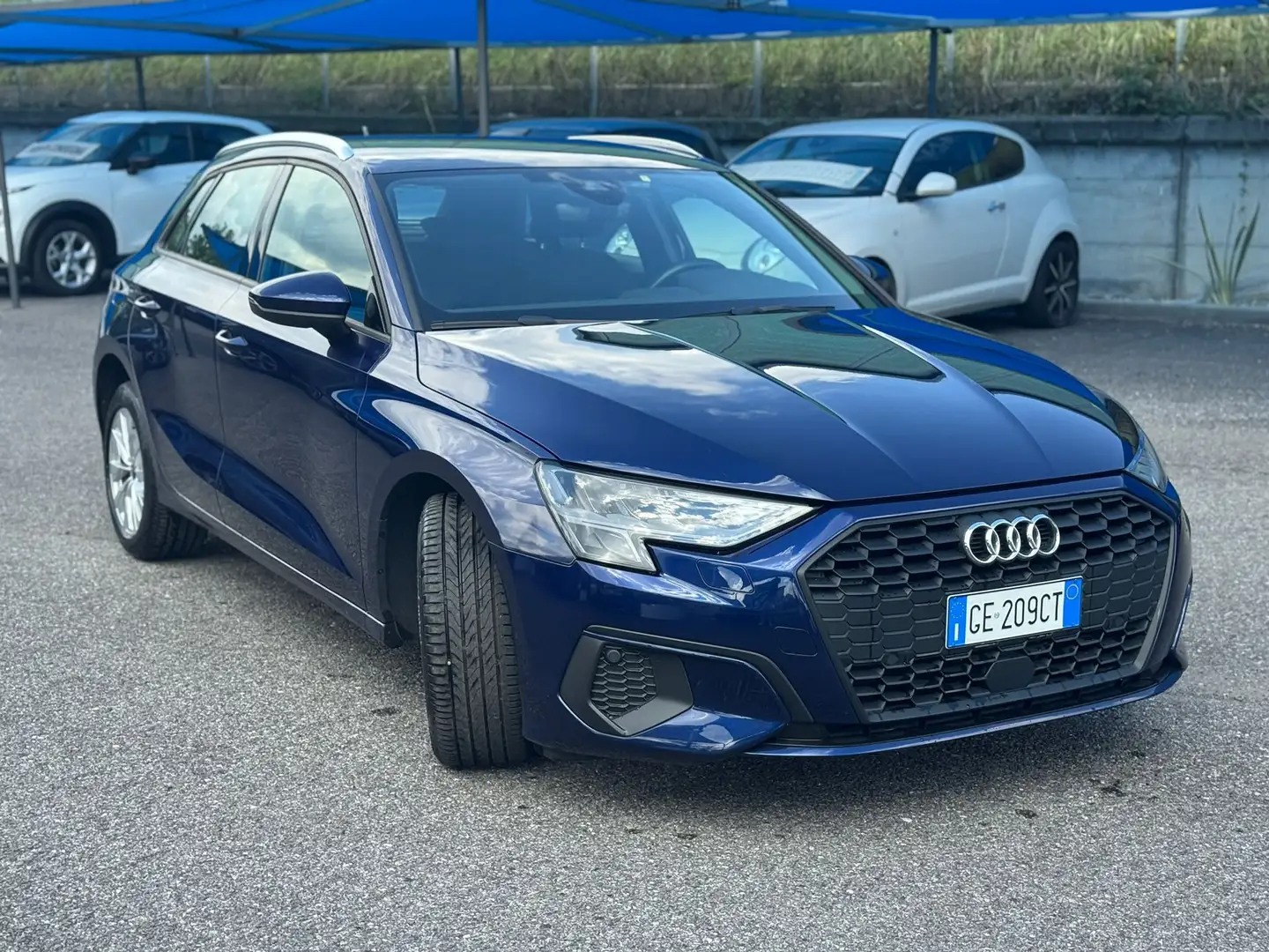 Audi A3 Sportback 40 TFSI e Business S-Tronic Bleu - 2