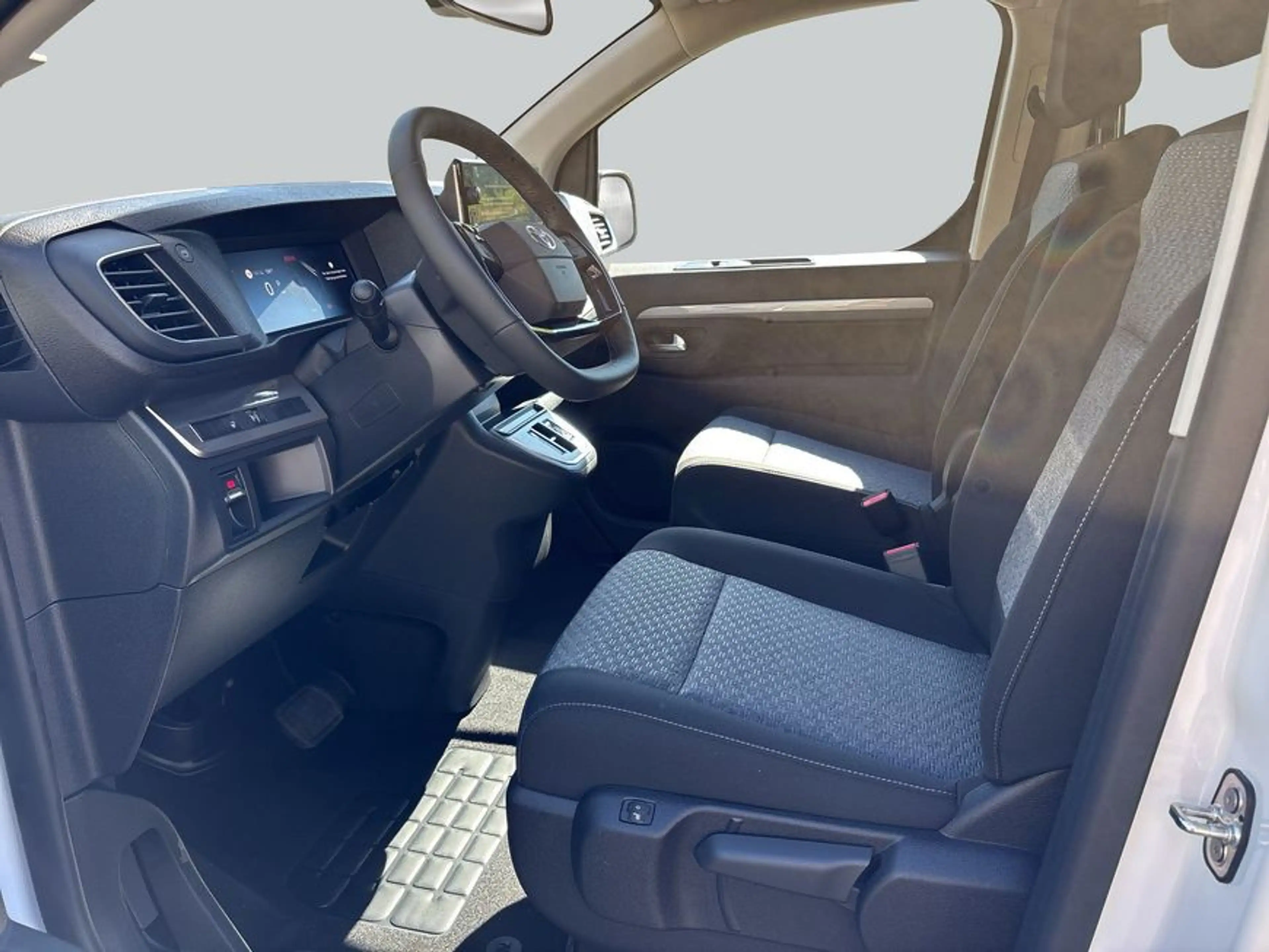 Toyota Proace Verso 2,2-l-D L1 Teamplayer Navi Kamera LED — photo 9