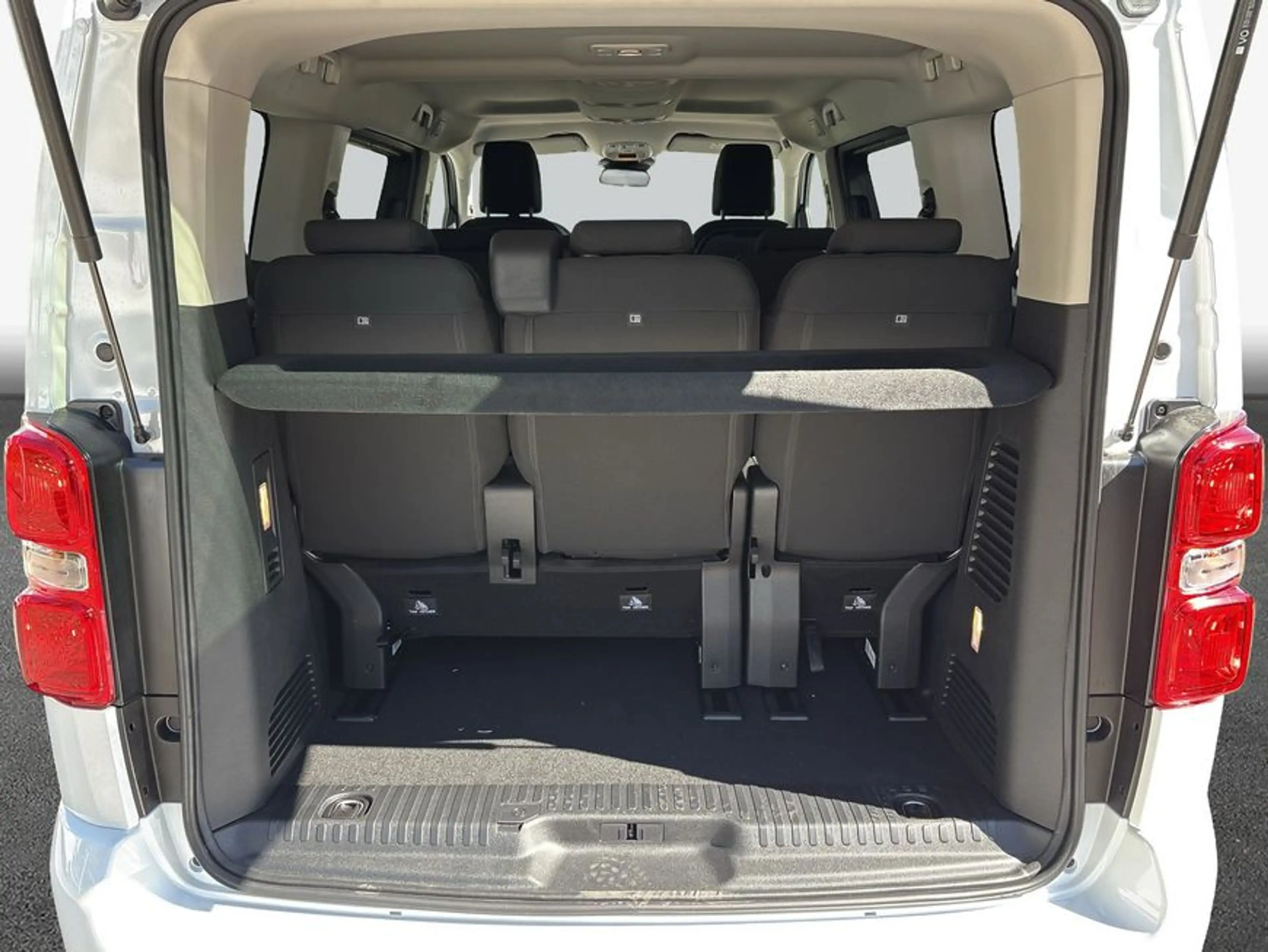 Toyota Proace Verso 2,2-l-D L1 Teamplayer Navi Kamera LED — photo 8