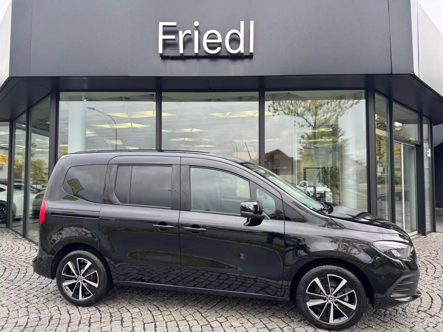 Mercedes-Benz T-Class 180 Schwarz - 2