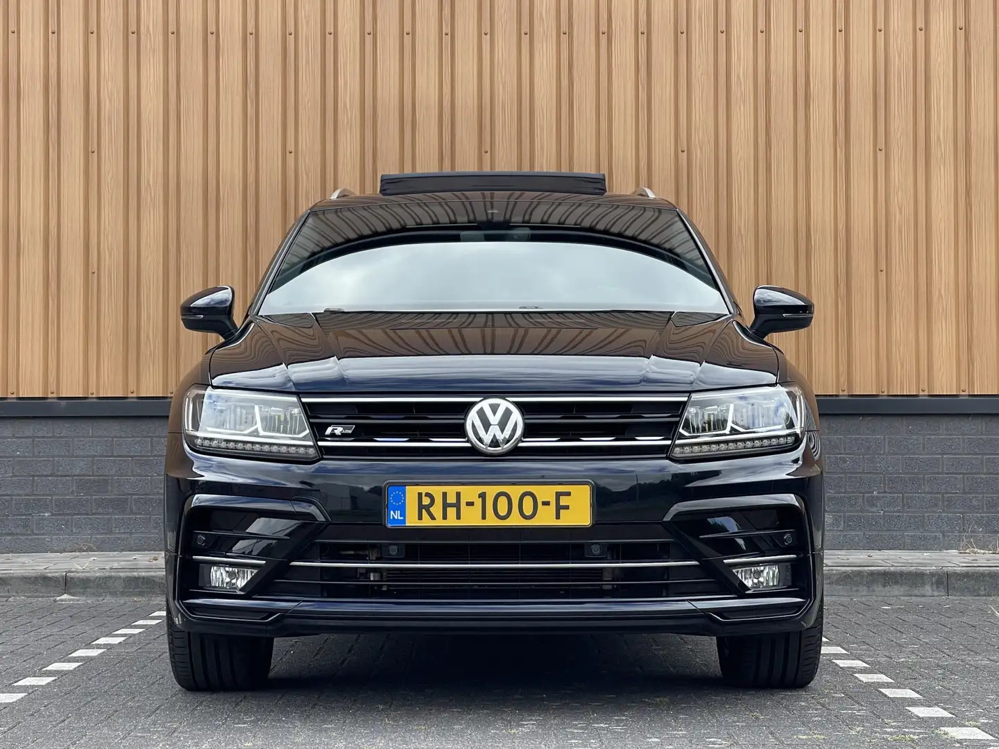 Volkswagen Tiguan 2.0 TSI 4Motion R-line | 220 PK! | Apple Carplay | Zwart - 2