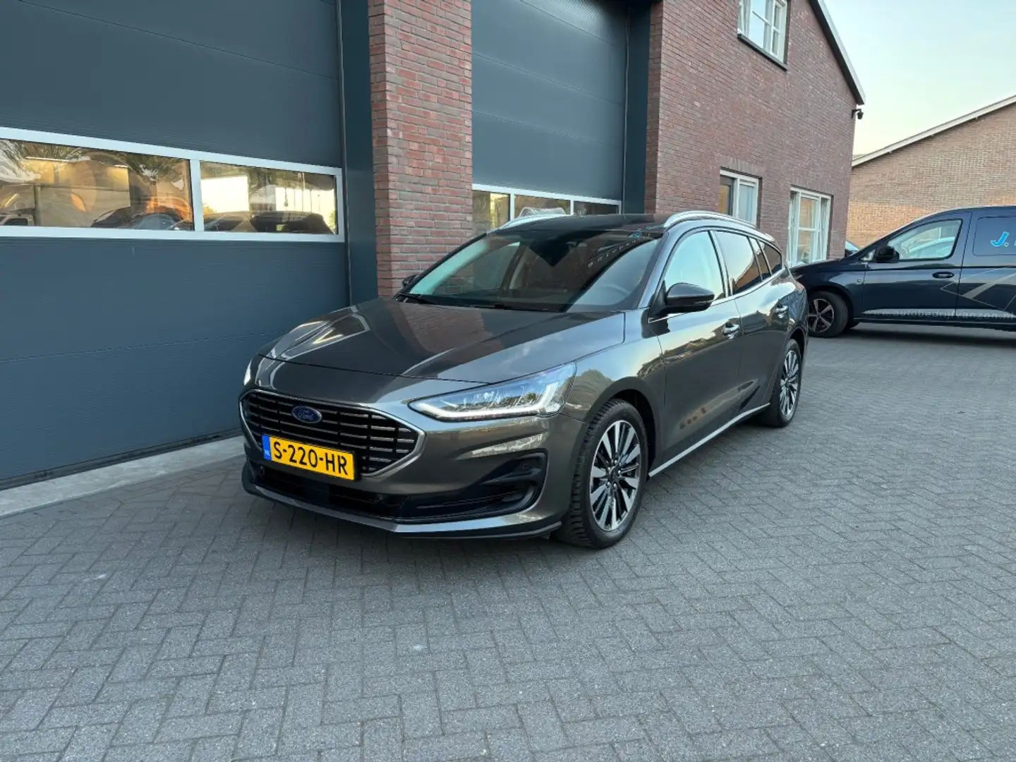 Ford Focus 1.0 EBH TITANIUM X Grijs - 1