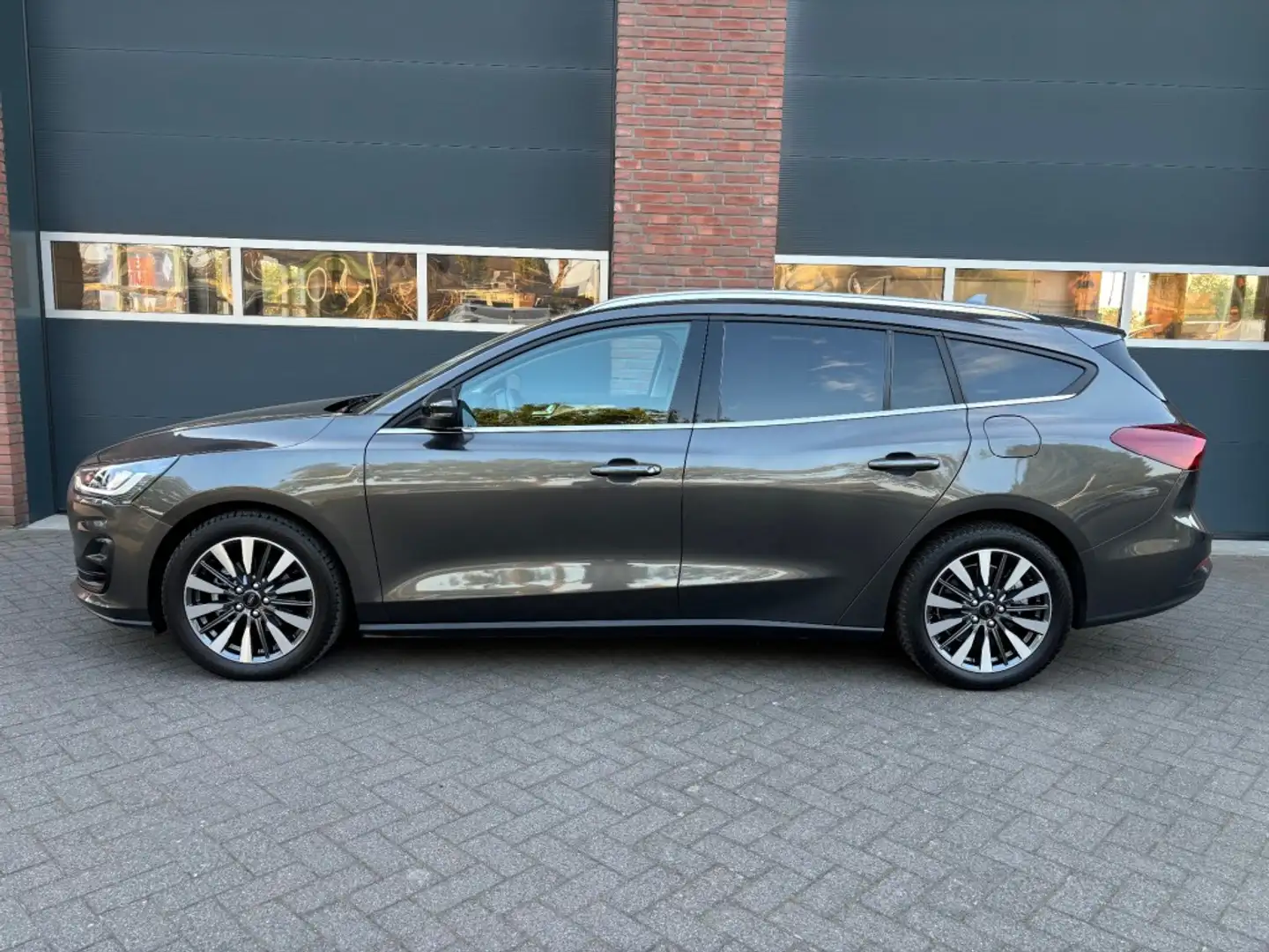 Ford Focus 1.0 EBH TITANIUM X Grijs - 2