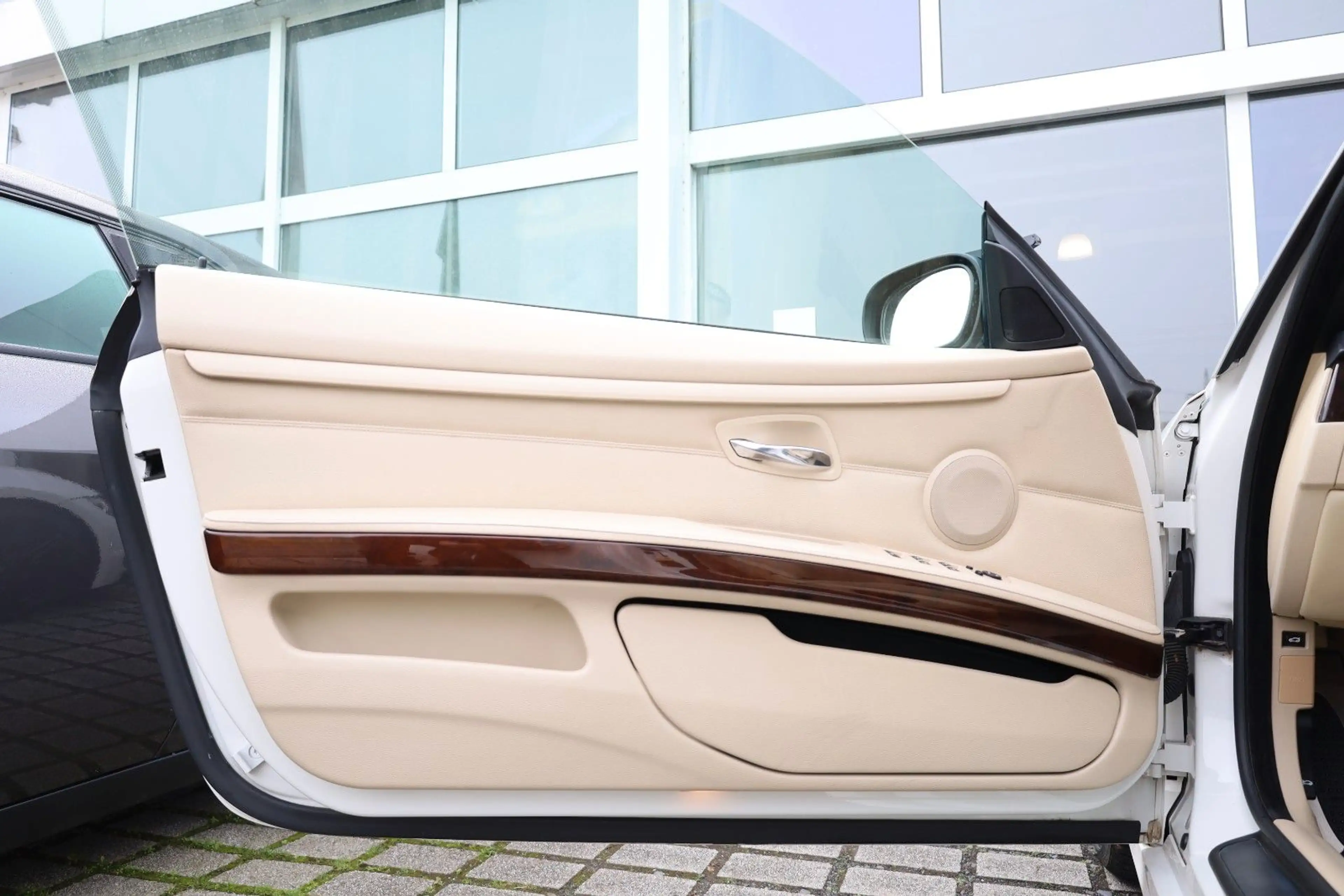 BMW 335 i Cabrio/XENON/SHZ/TEMPOMAT/BTH/NAVI/R19 — photo 10